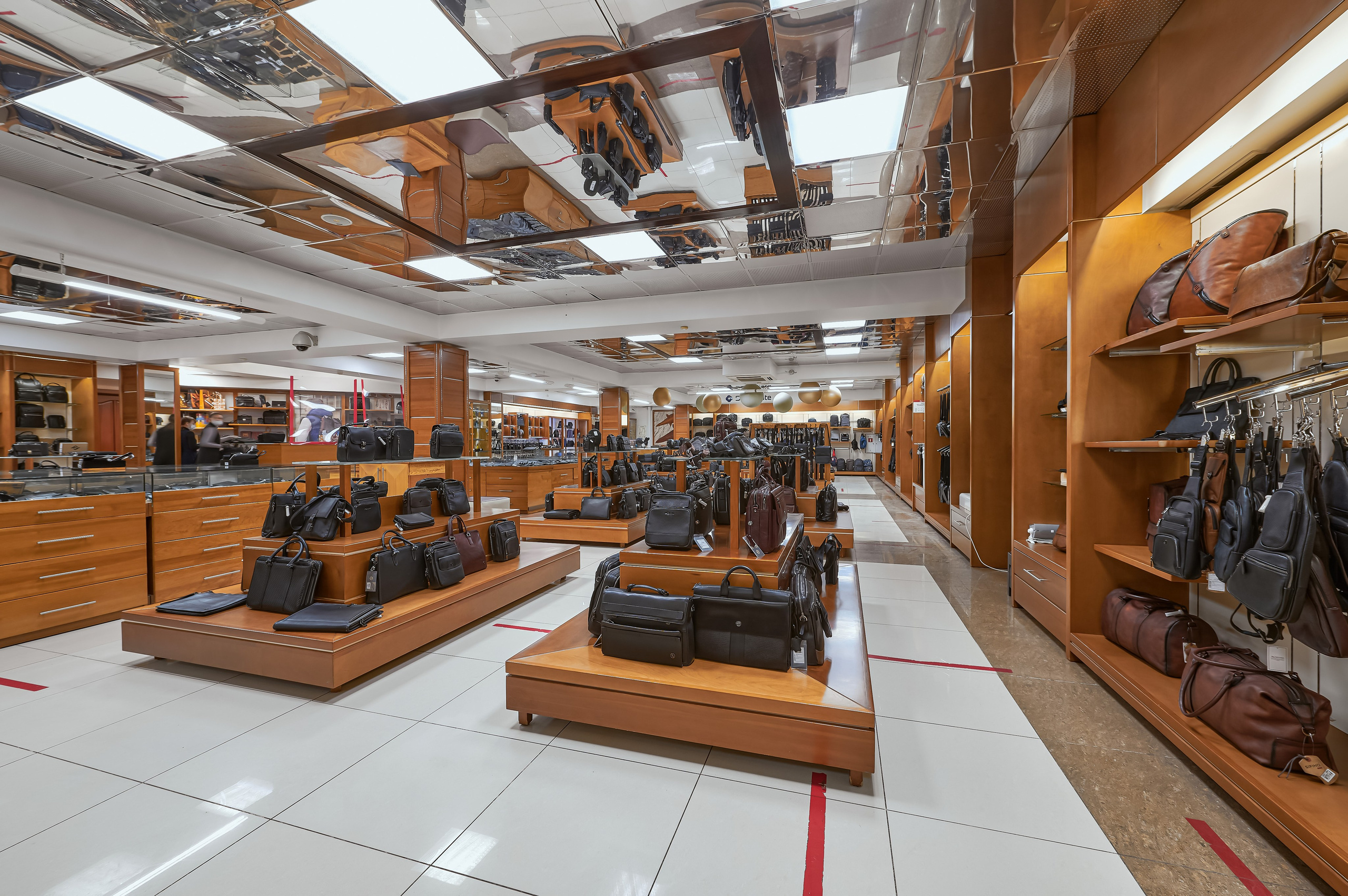 Портфолио по интерьерной и экстерьерной фотосъёмки: Мир Сумок — Правый берег. Фотограф Яковлев Роман — Красноярск