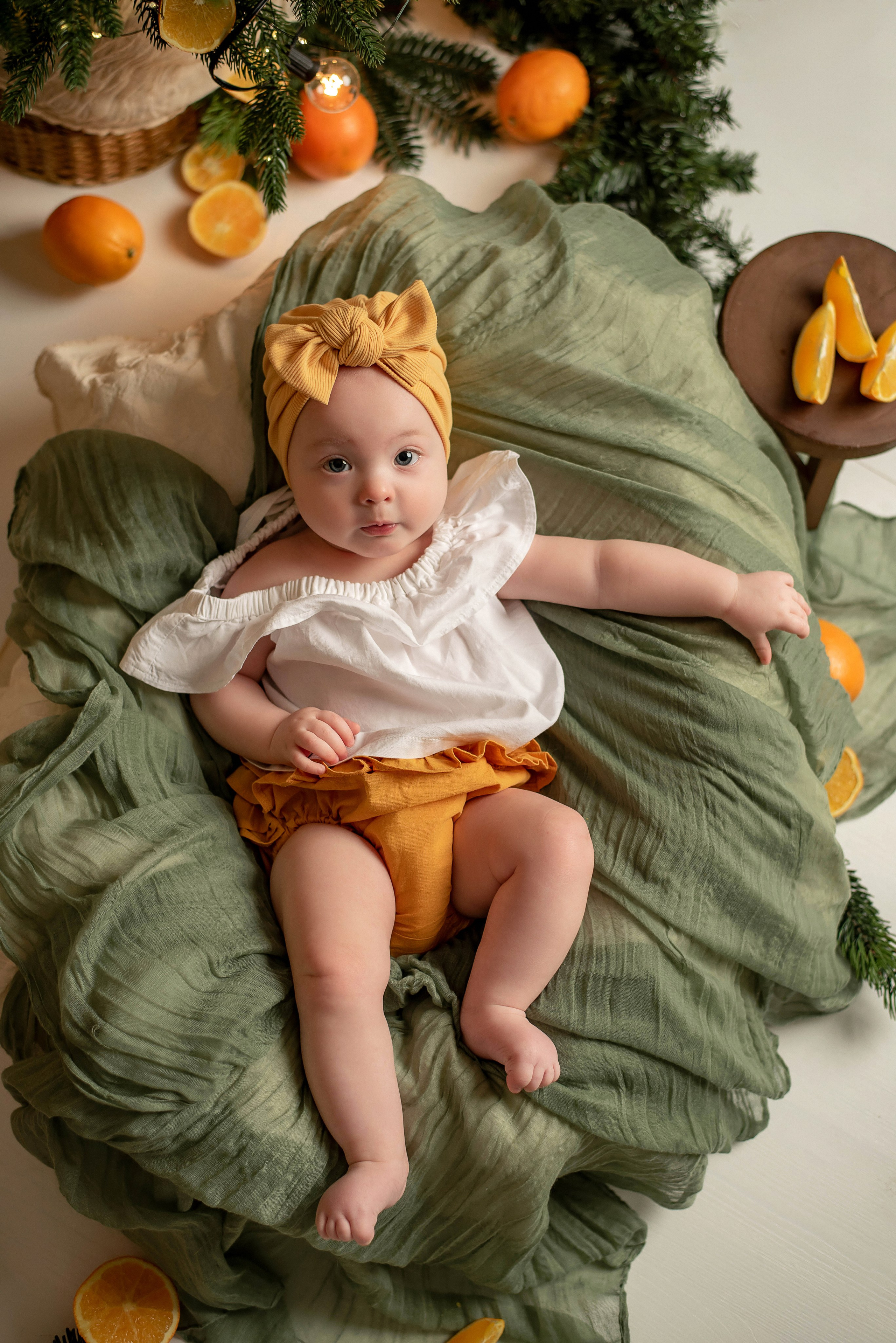 Лиза- купание с апельсинками НГ. Семейный и детский фотограф Наталья Горда