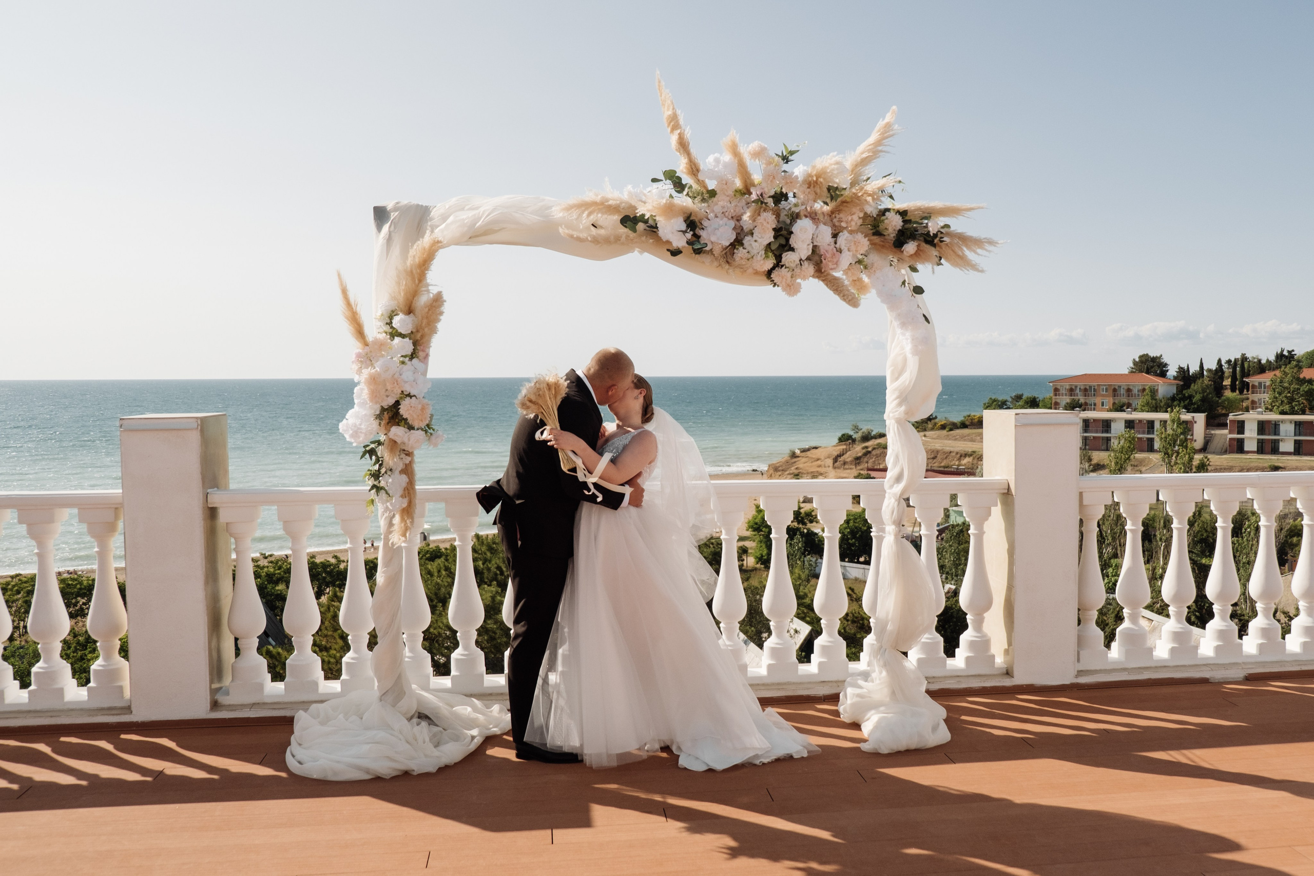 Свадебный ретопртаж. Профессиональная фотосъемка в Крыму. Натуральные эмоции и живые кадры. Забронируйте дату прямо сейчас!