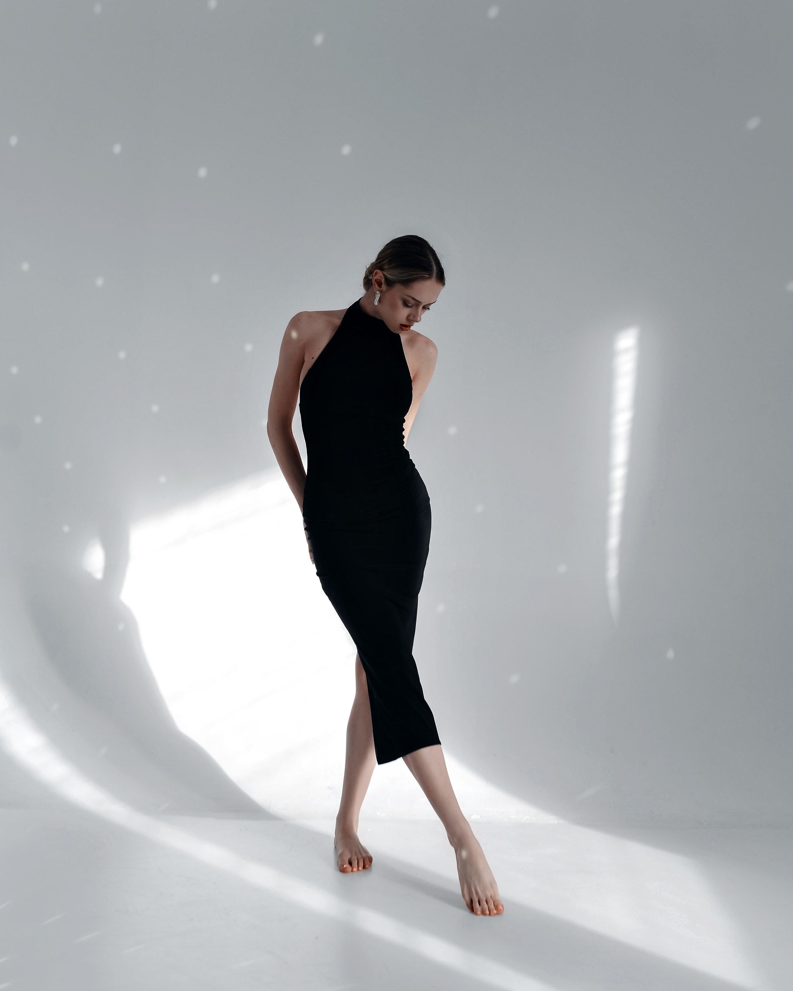 Крупный портрет девушки, которая позирует в студии с естественным светом