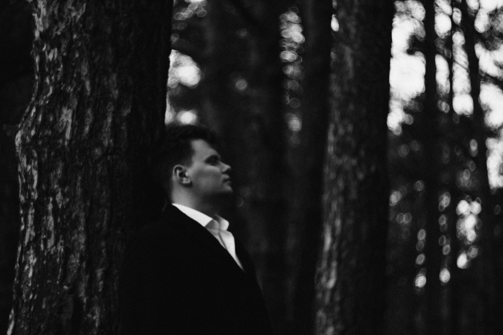 Мужская портретная фотосессия в Гагаринском парке Тюмени | Фотограф Дарья Мустафина. Портретный фотограф Тюмень Дарья Мустафина