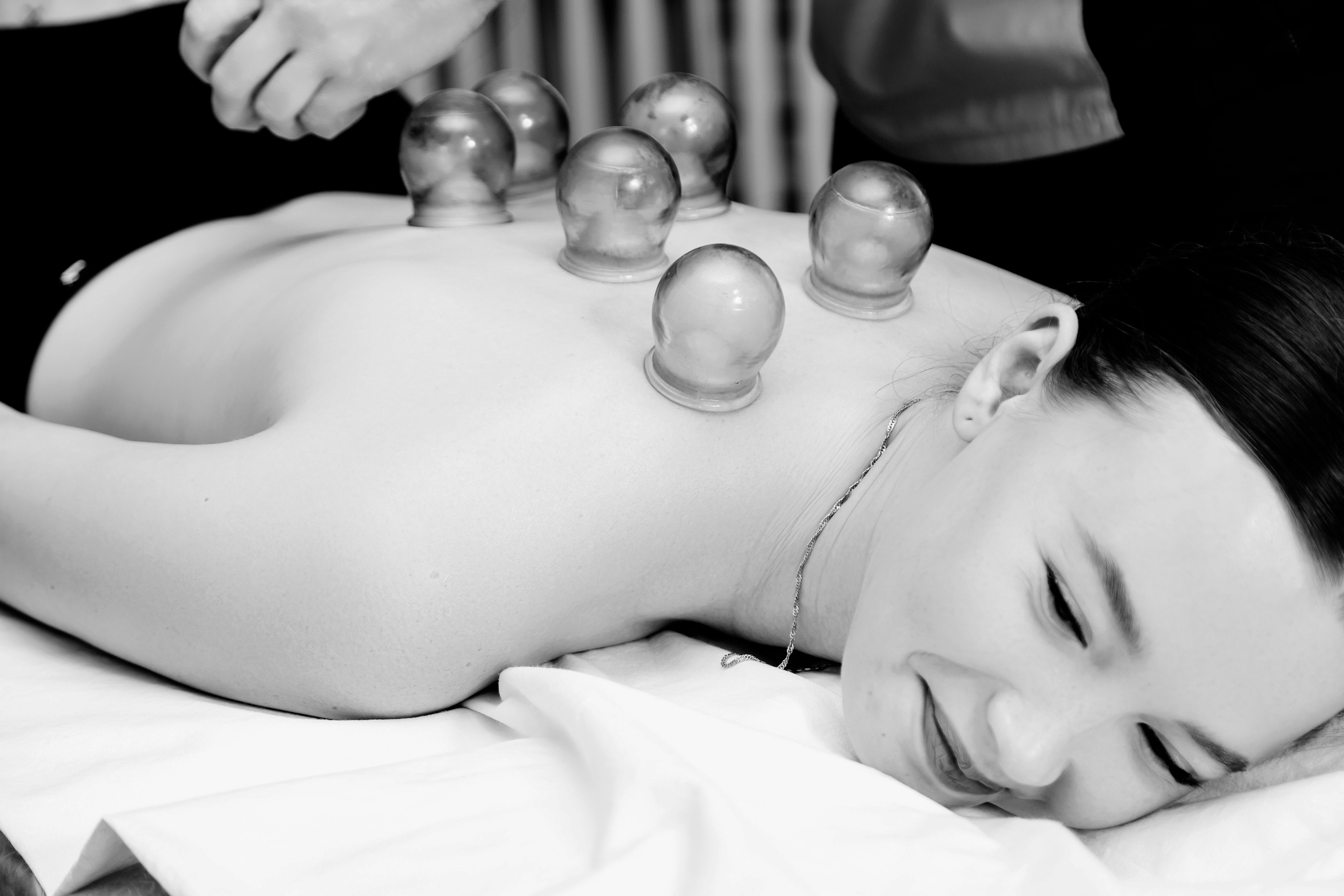 Банки и массаж. Фотограф Андрей Гузеев