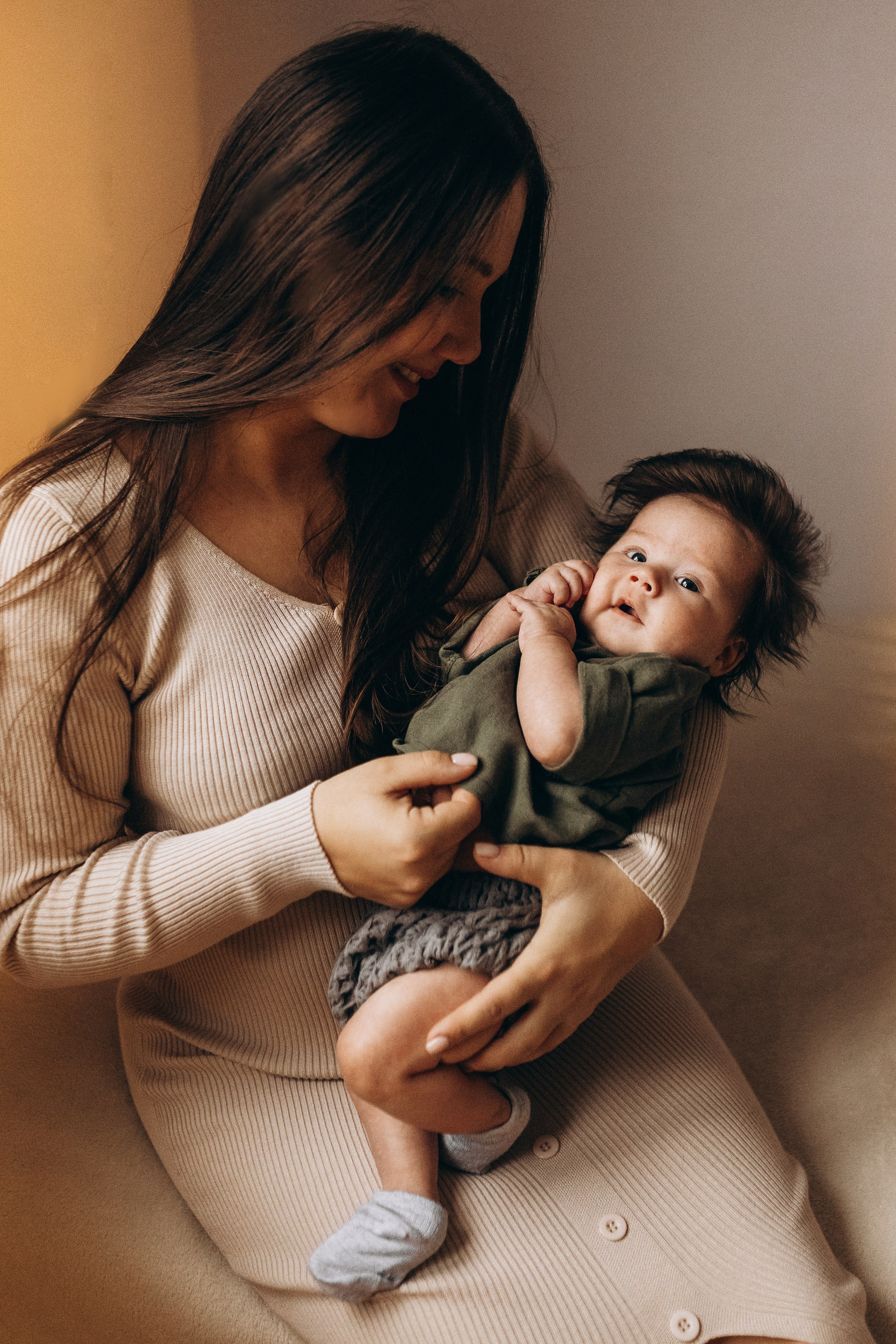 мама и трехмесячный сын портрет дома