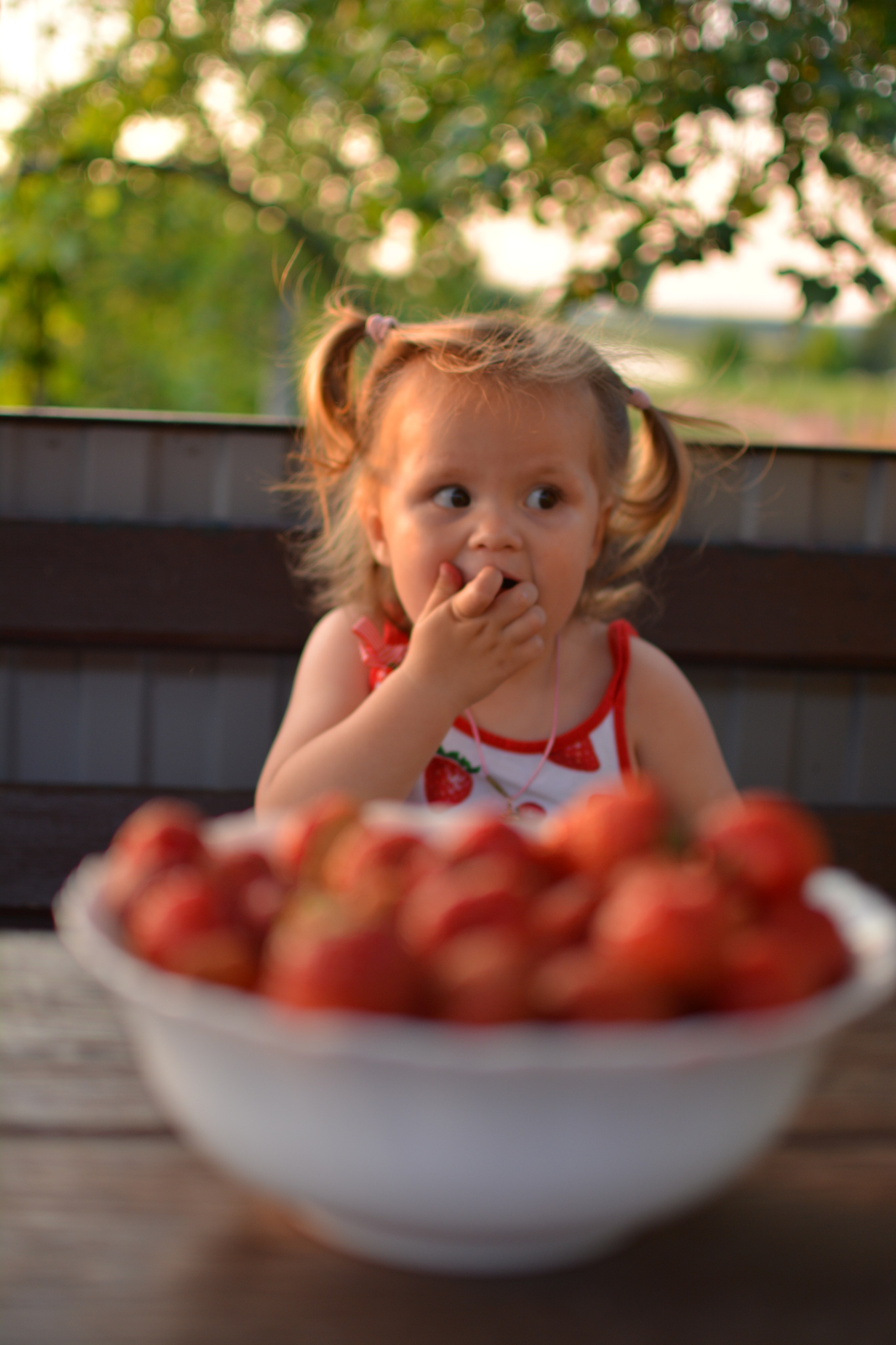 Полина с клубникой. Семейный и детский фотограф в городе Грязи Олеся Огурцова