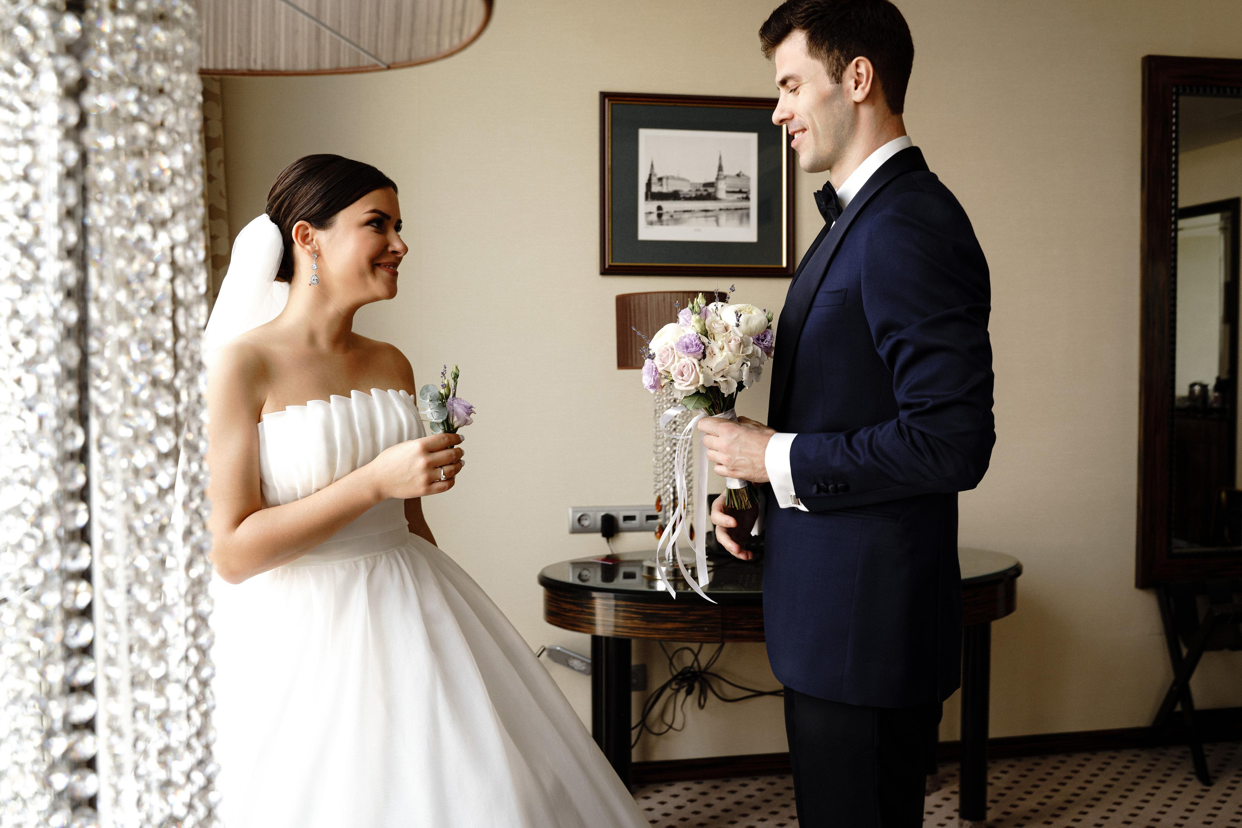 Свадебная фотосессия в отеле Crowne Plaza Moscow — World Trade Centre