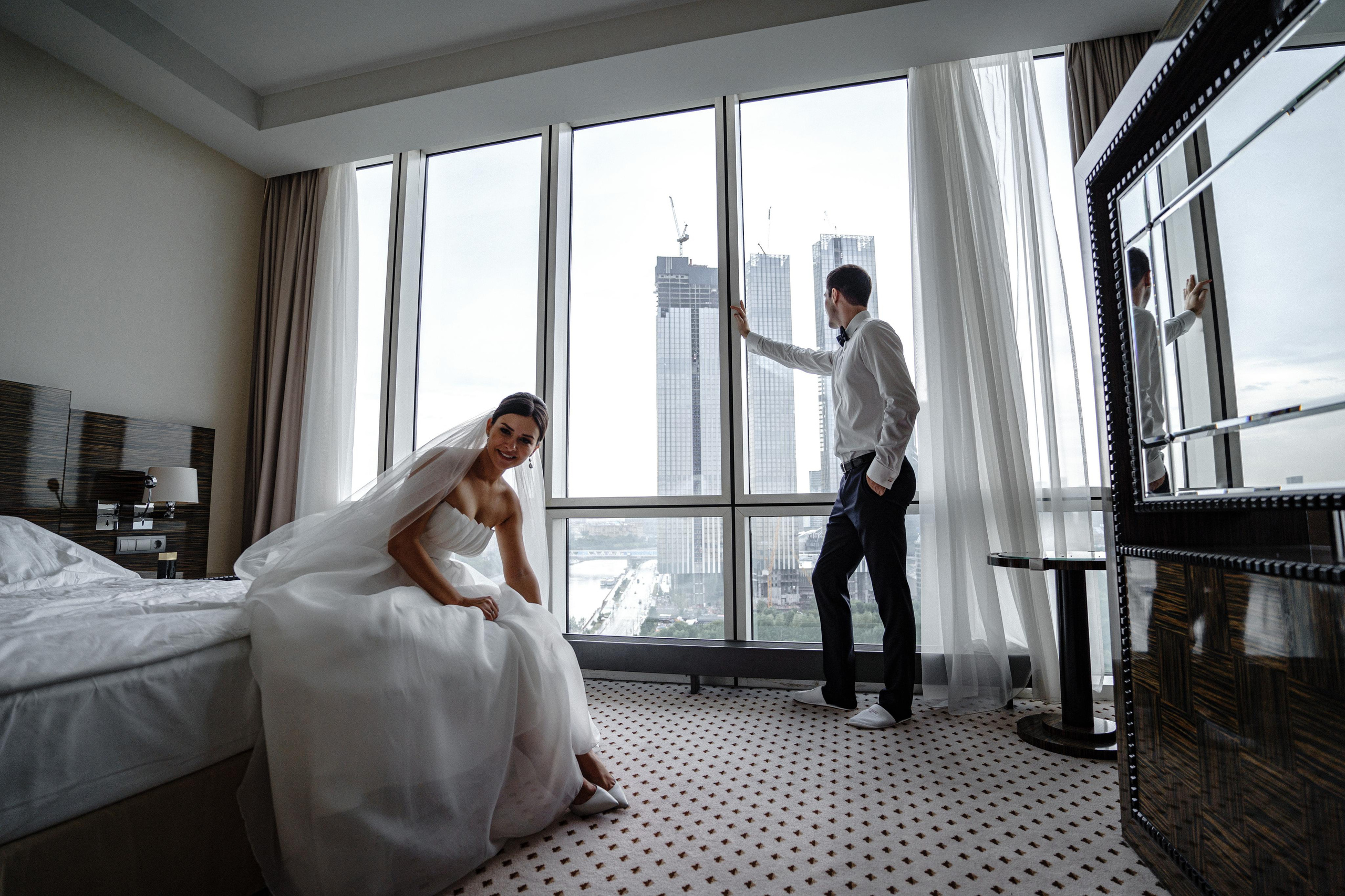 Свадебная фотосессия в отеле Crowne Plaza Moscow — World Trade Centre