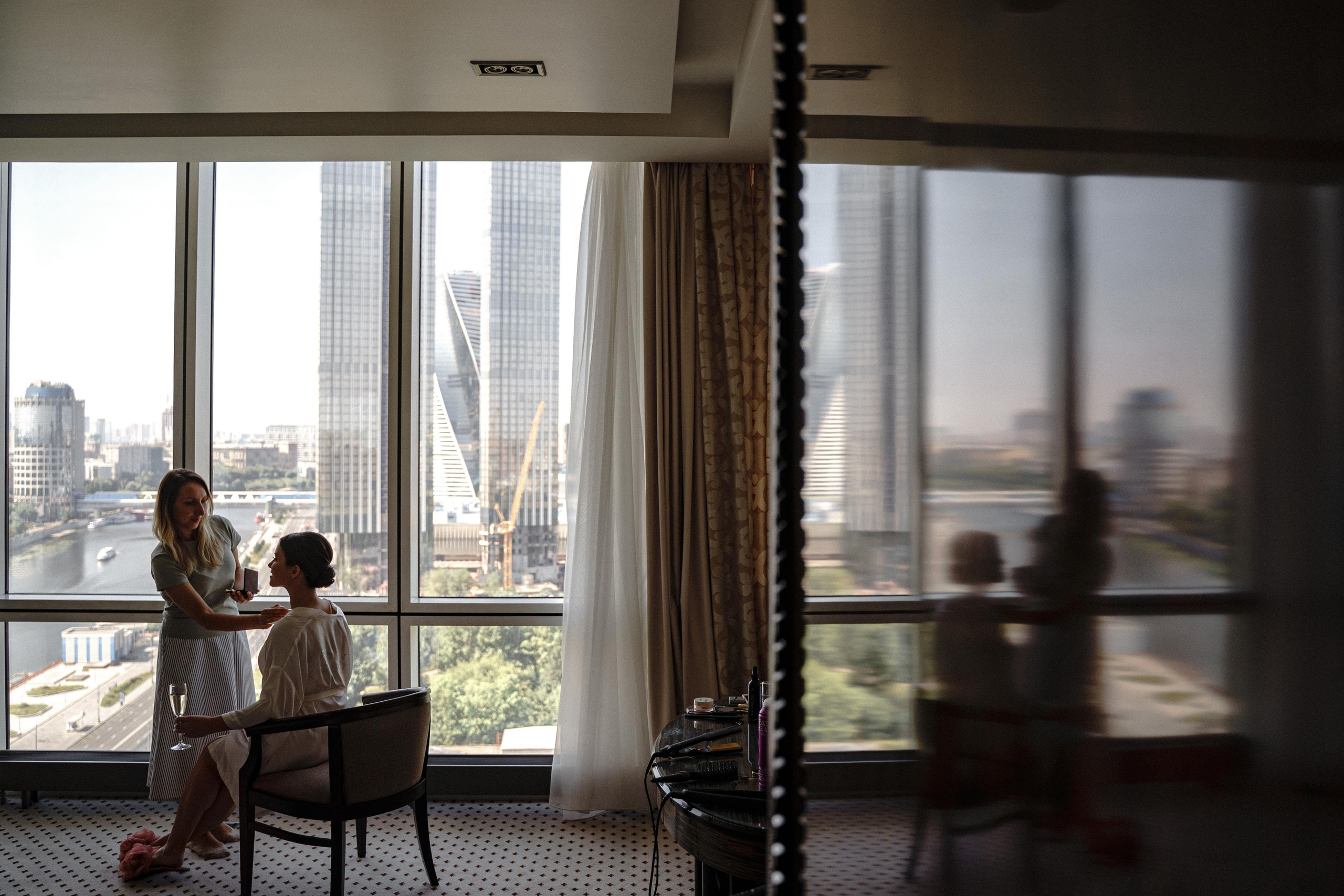 Свадебная фотосессия в отеле Crowne Plaza Moscow — World Trade Centre