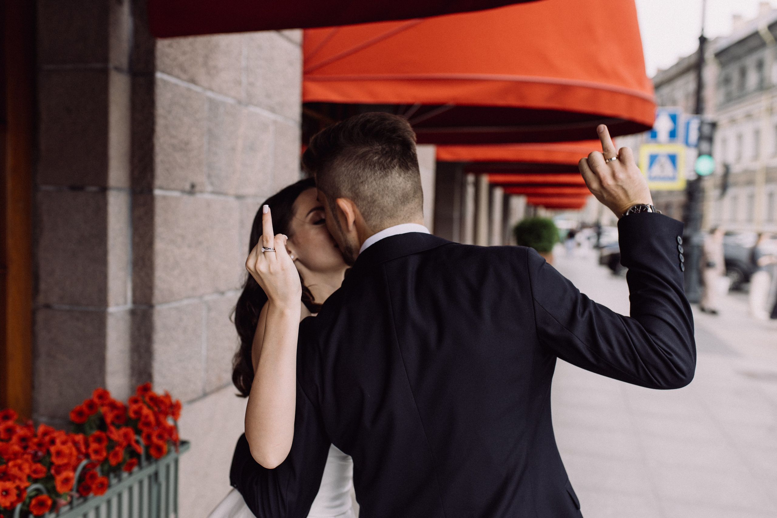 Прогулки во время свадебного банкета. Happiness is in the moments