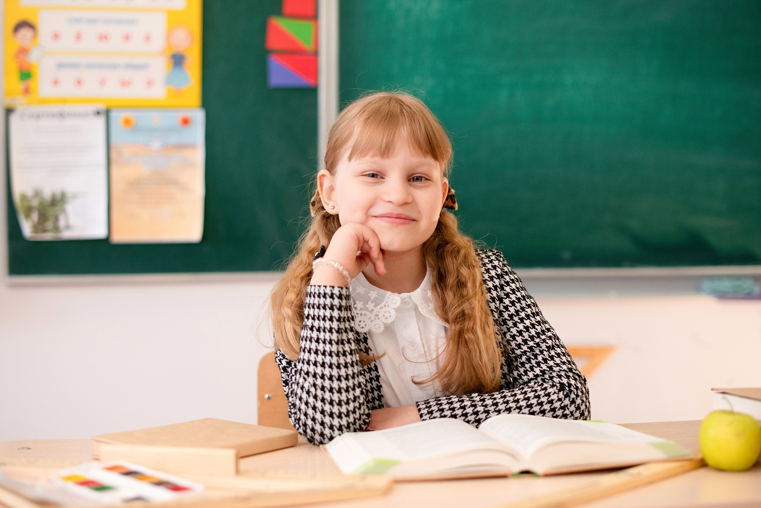 Памятные снимки учащихся младших и старших классов в Сургуте и Нефтеюганске — профессиональное портфолио детской и школьной фотографии.