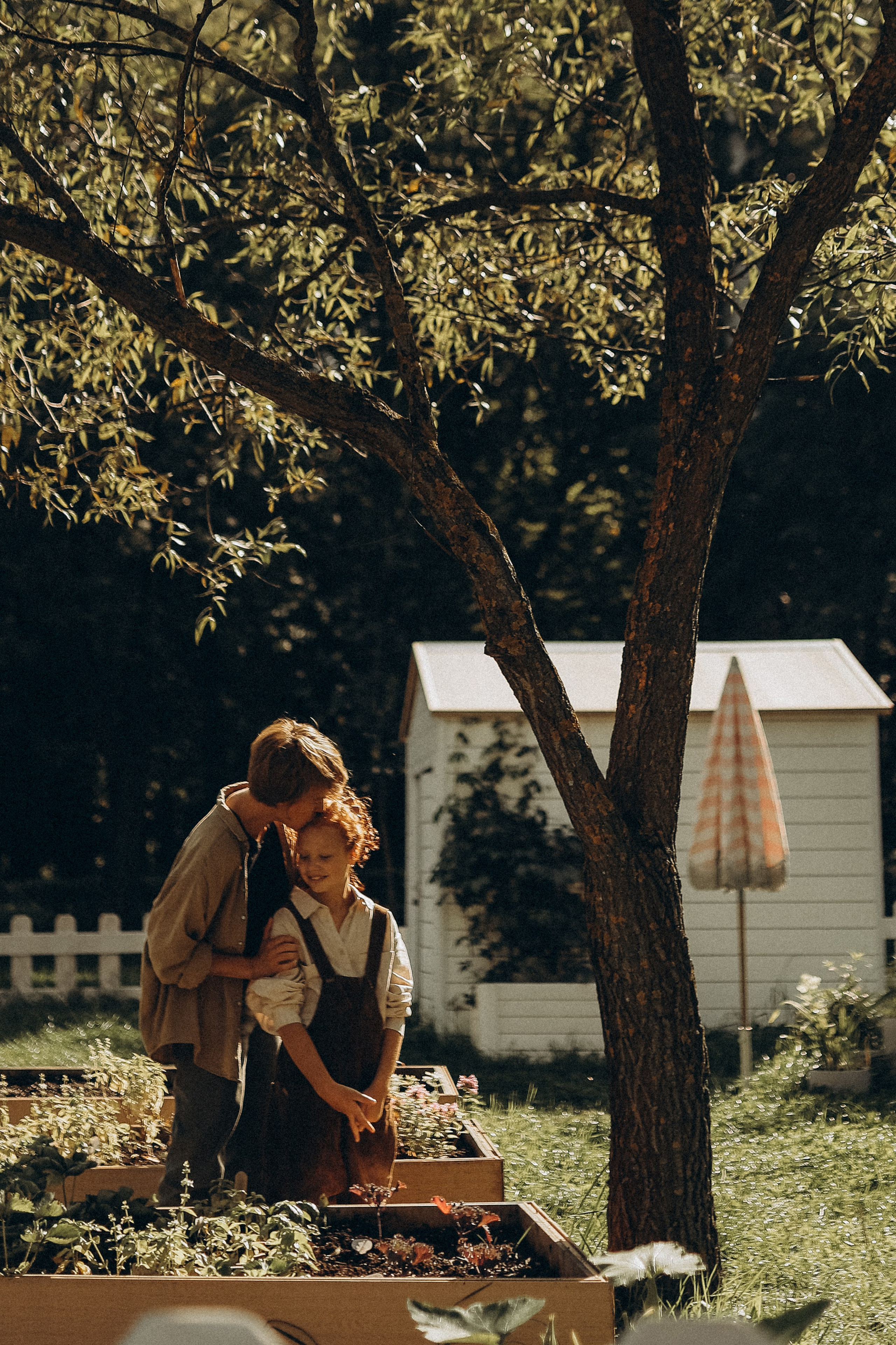 Дина и Миа в огороде. Семейный и детский фотограф в Москве Анастасия Меликова