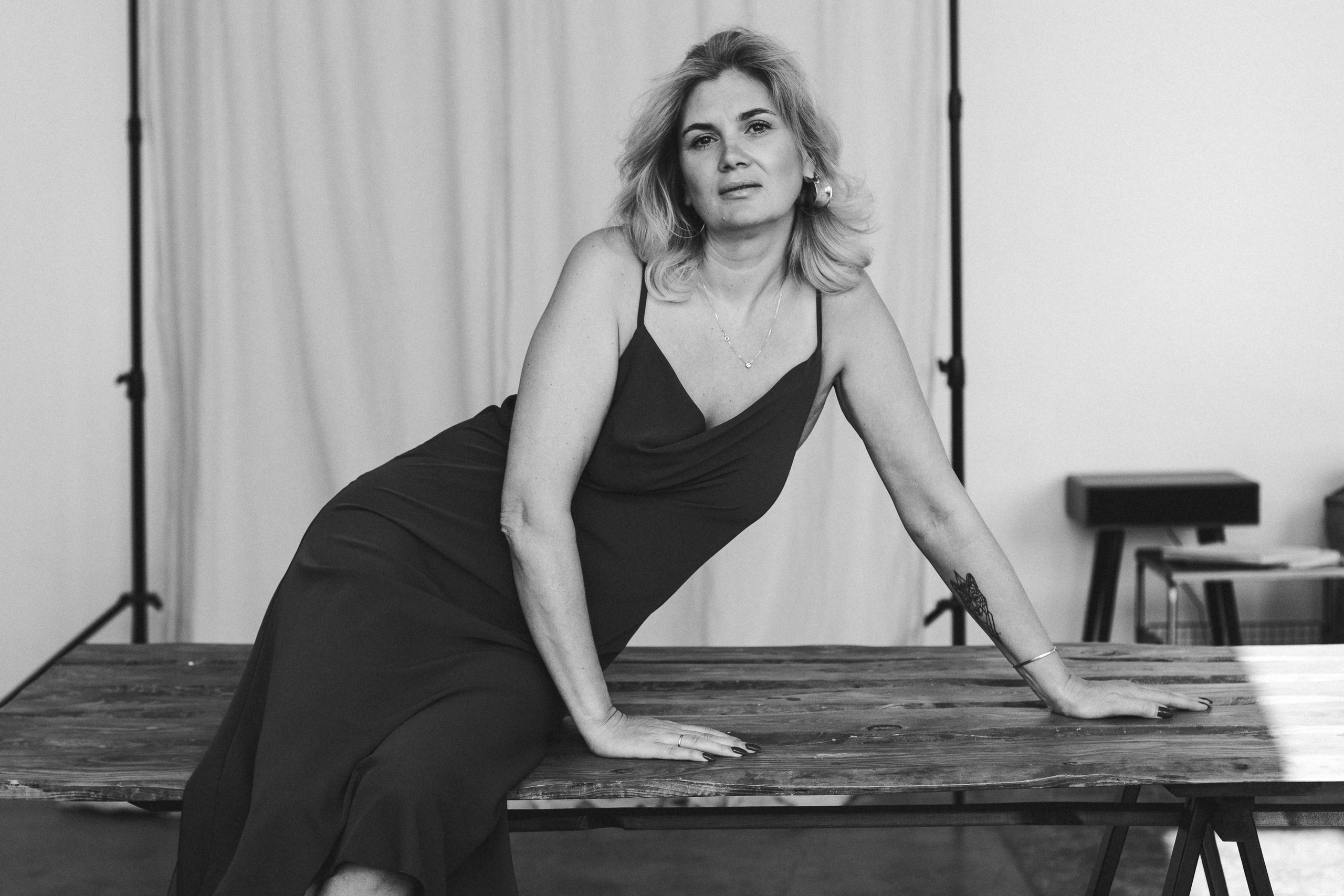 Индивидуальная студийная женская черно-белая фотосессия. Женский портретный фотограф в Нижнем Новгороде и Москве, Юлия Балашова