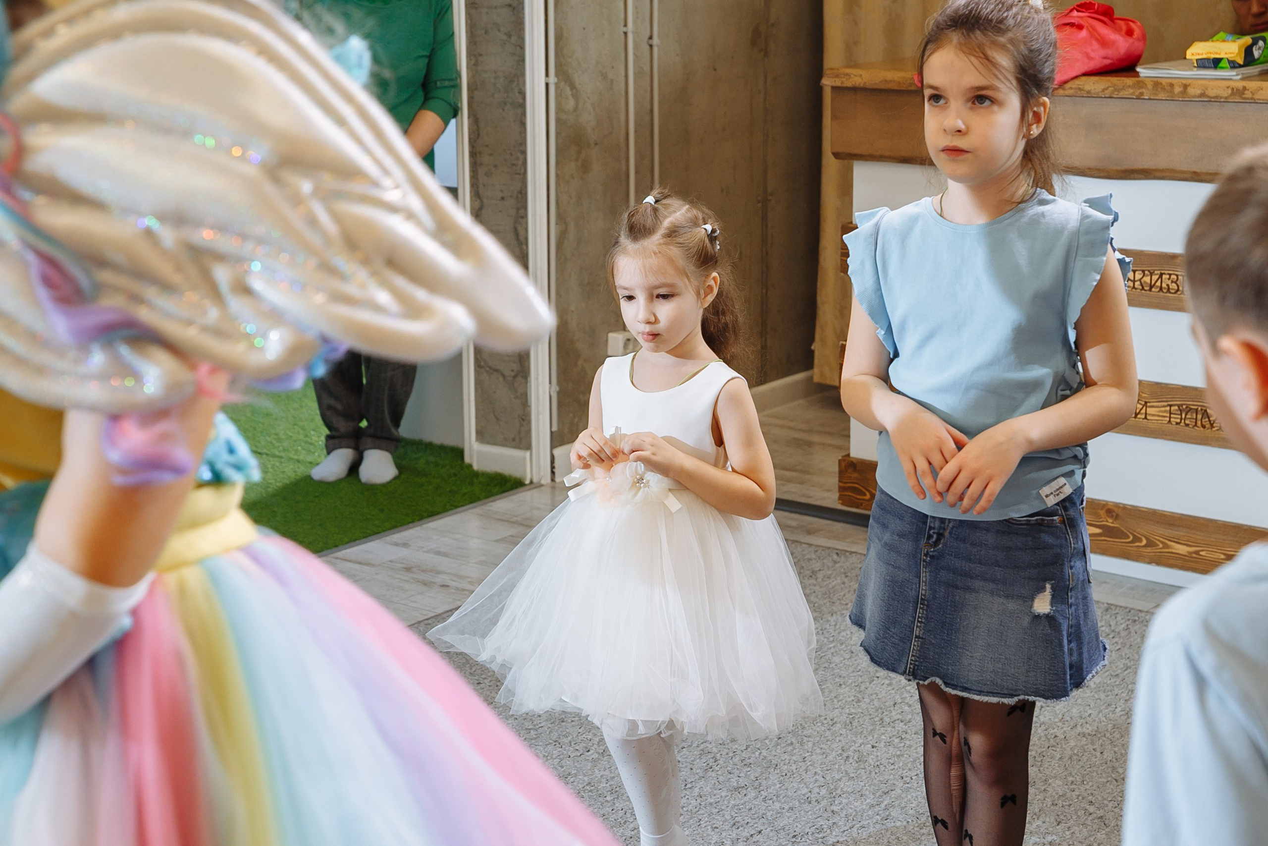 Насте 5 лет, дети играют в Ангел лофт. Событийный фотограф Максим Бескоровайновнов