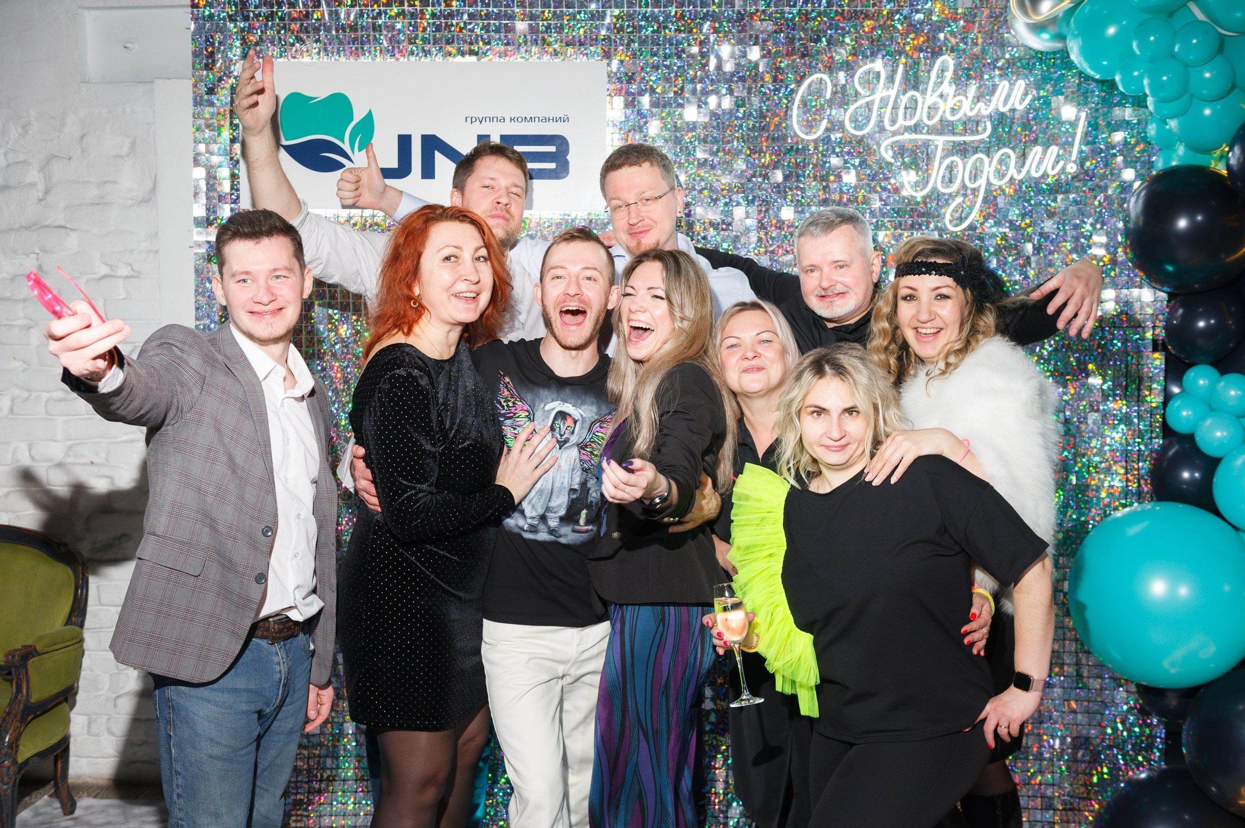 Новогодний корпоратив в стиле Неоновая вечеринка. Праздничное агентство ПИОН