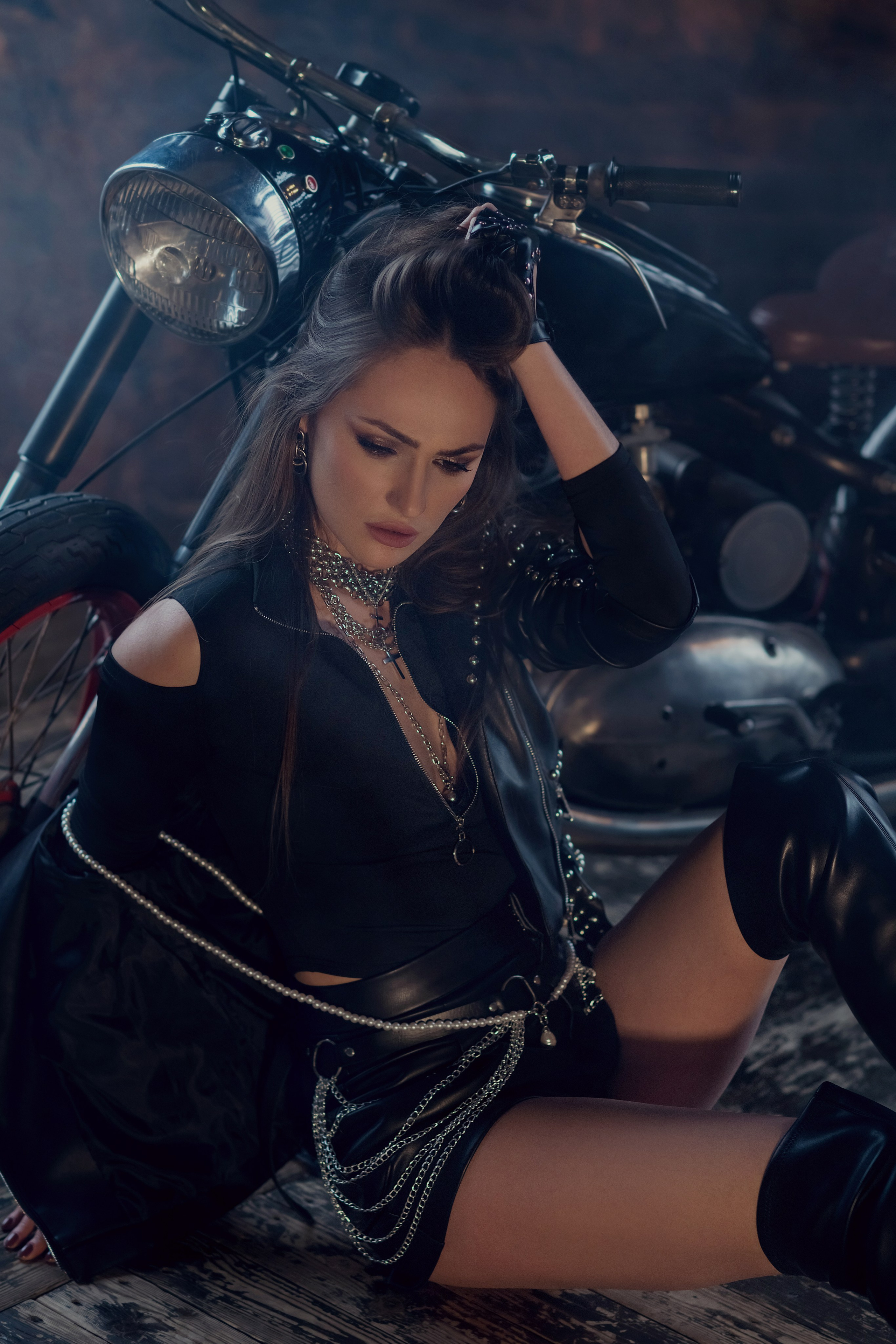 Девушка с мотоциклом в фотостудии, стиль байкерши, фотосъёмка в Москве