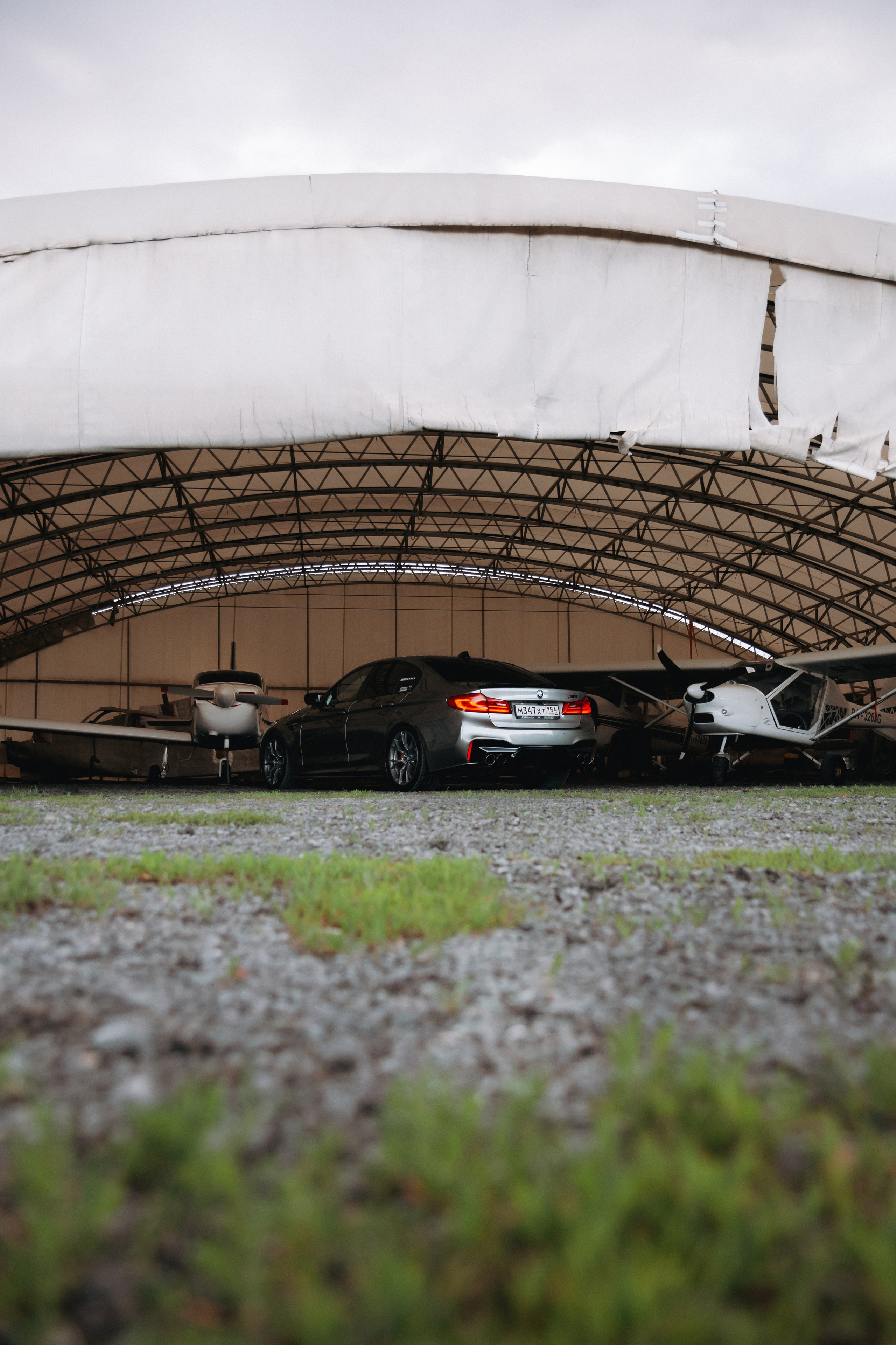 BMW M5 with plane. Автомобильный фотограф и видеограф в Новосибирске|Александра Косухина
