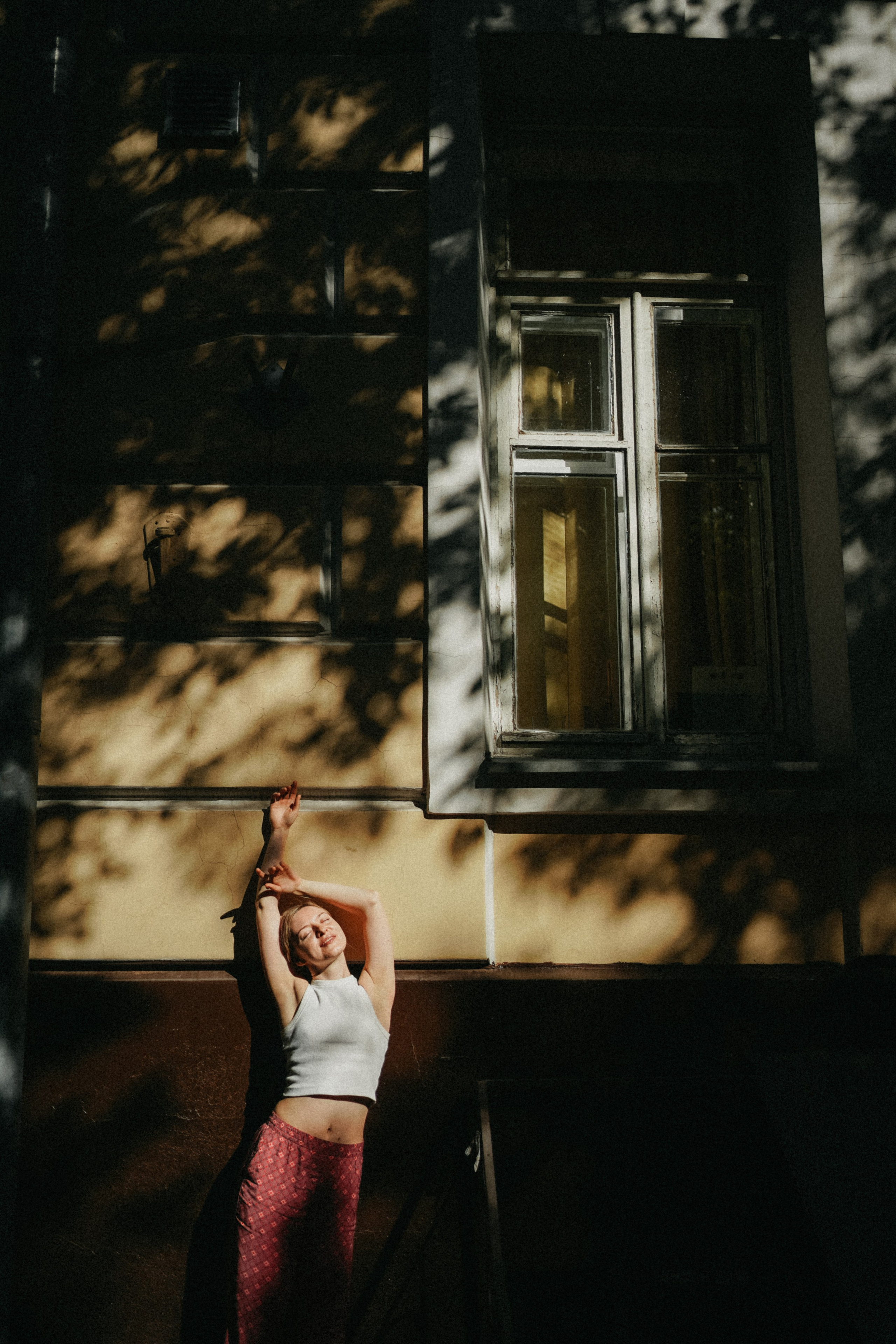 Девушка по городу шагает босиком. Фотограф Наталья Колганова