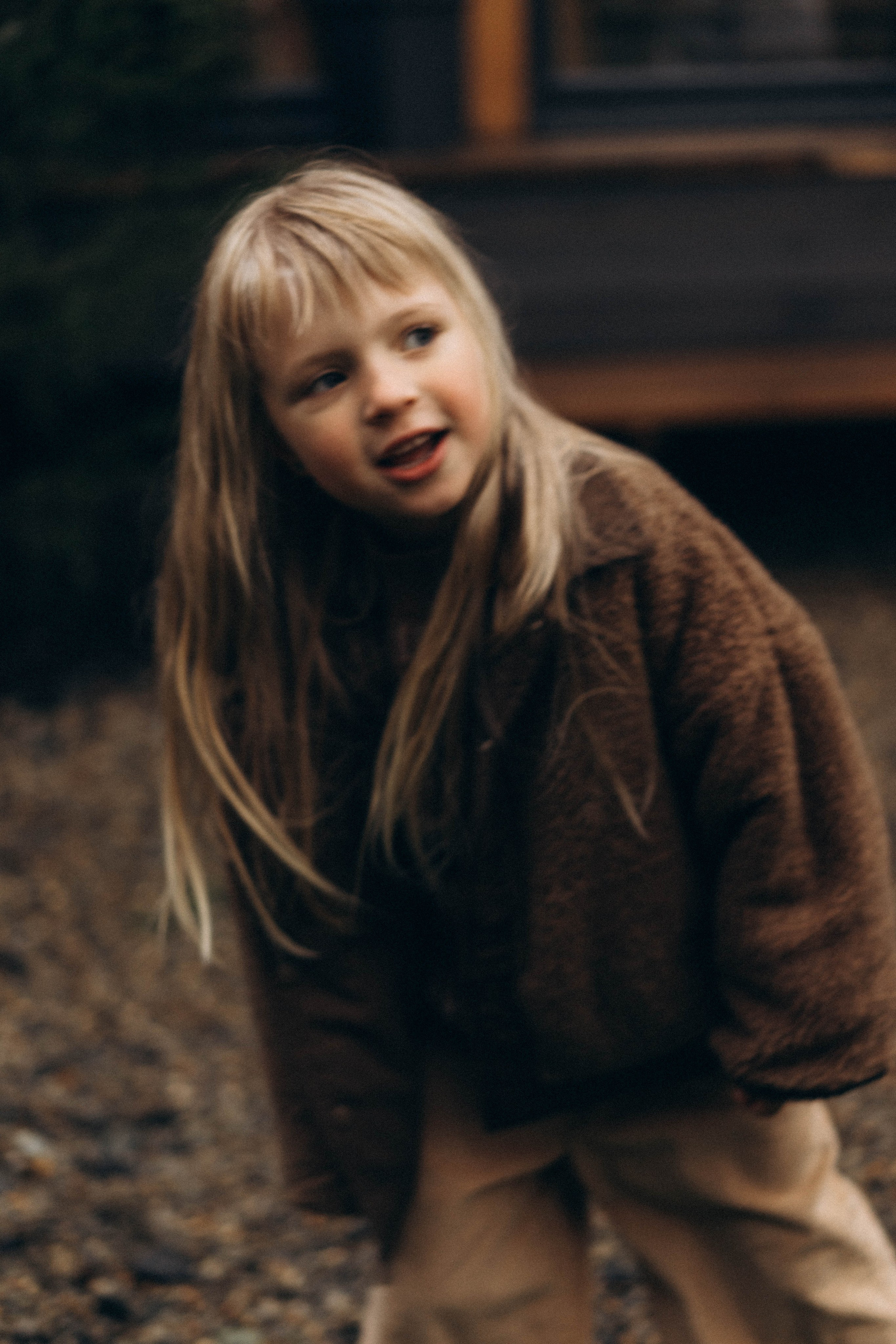 Фотосессия у дома во дворе мама и дочка. Фотограф Екатеринбург Кокшарова Александра