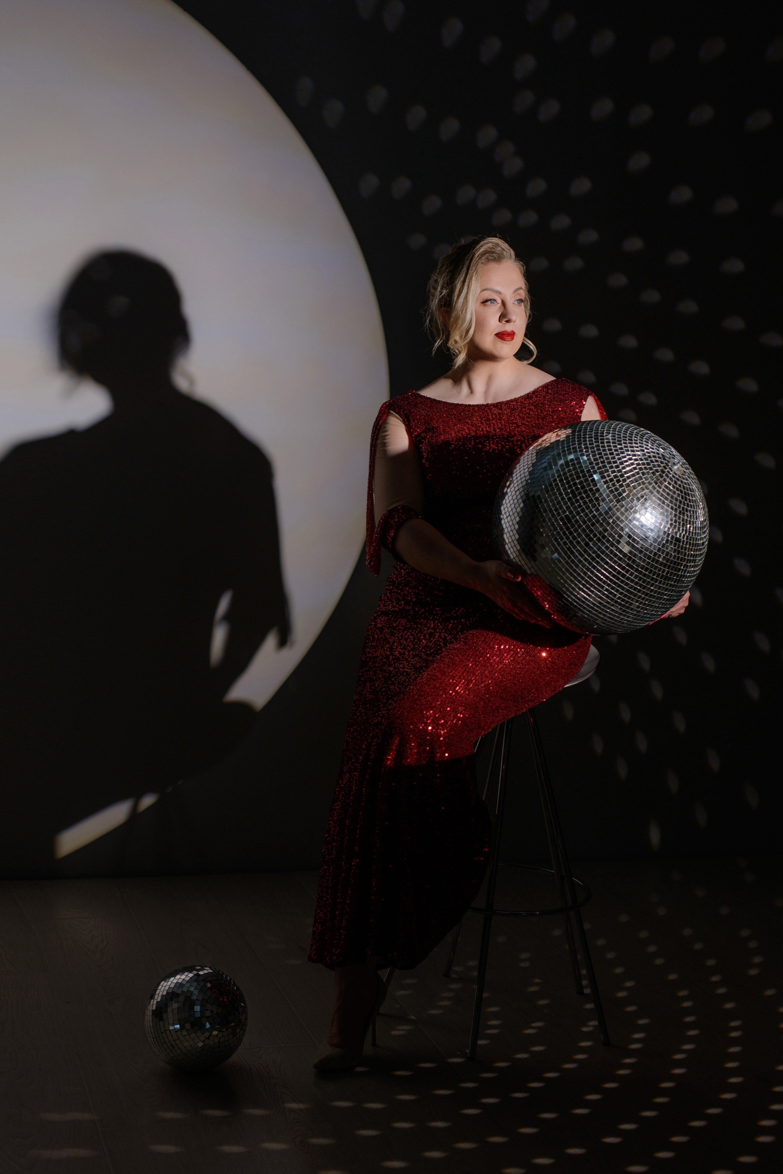 Новогодняя фотосессия с диско шаром на фоне белого светового круга