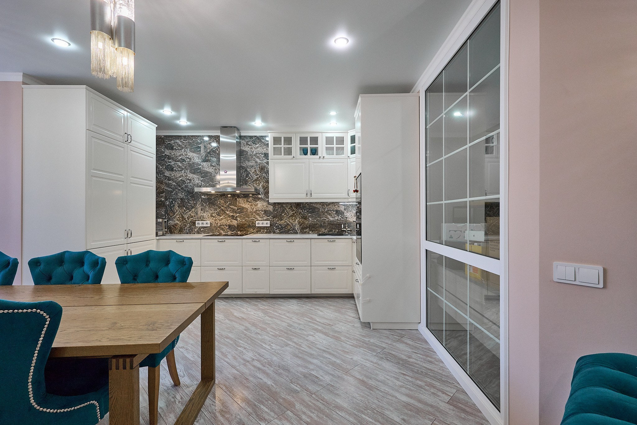 кухня в светлых оттенках прозрачным шкафом деревянным столом 