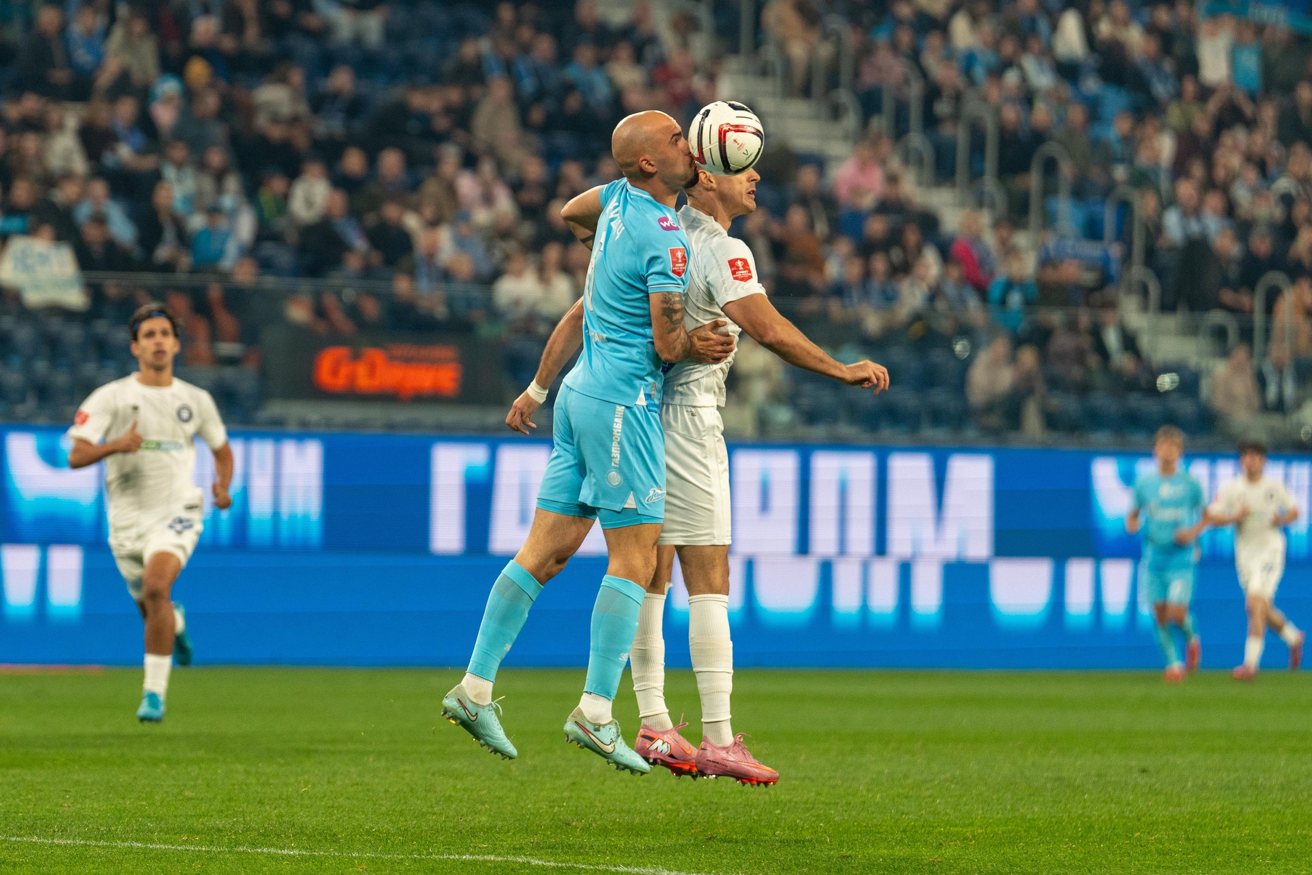 Зенит и Оренбург борются за мяч репортажный фотограф спорт съемка