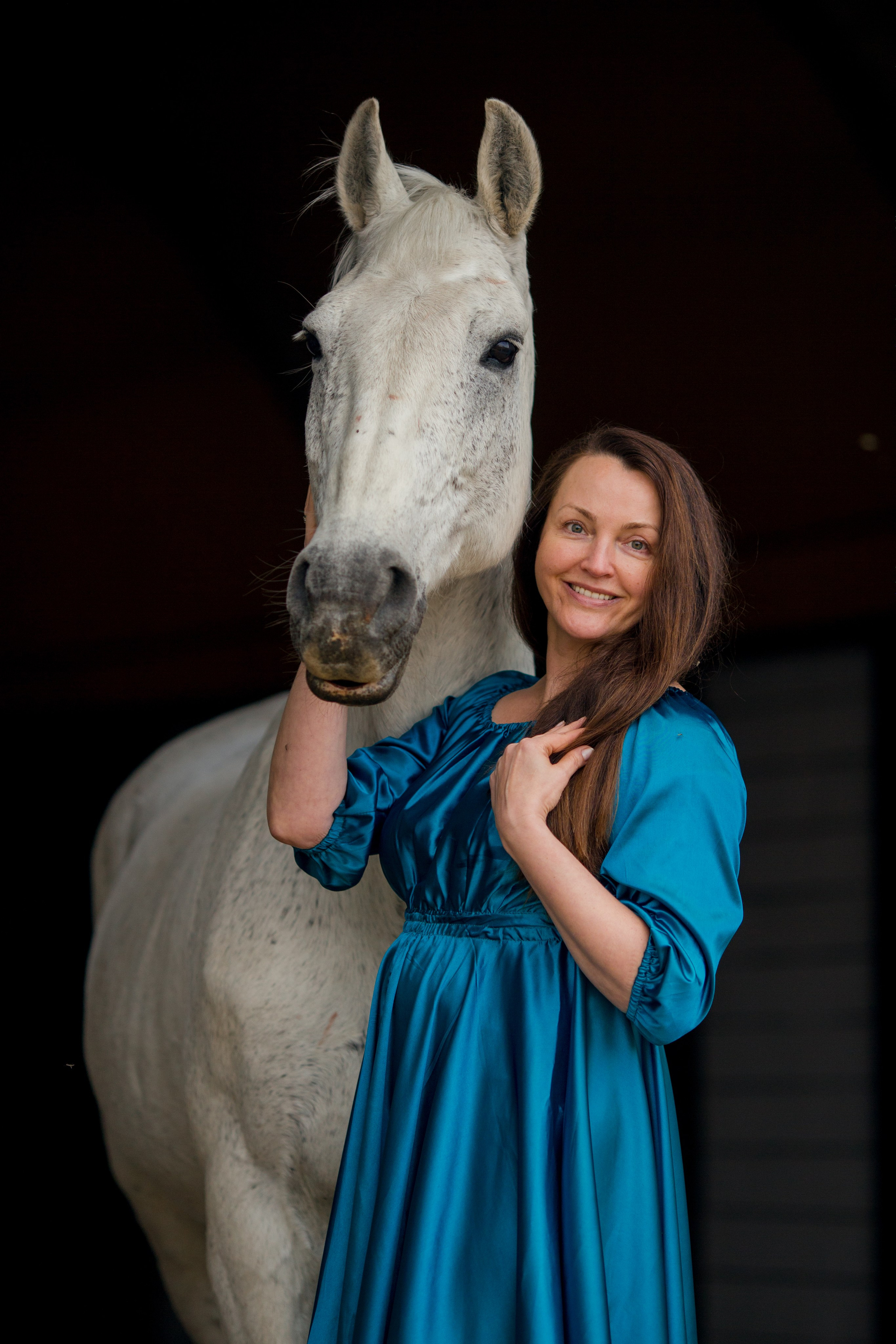 Фотосессия с лошадью в желтом цветущем поле