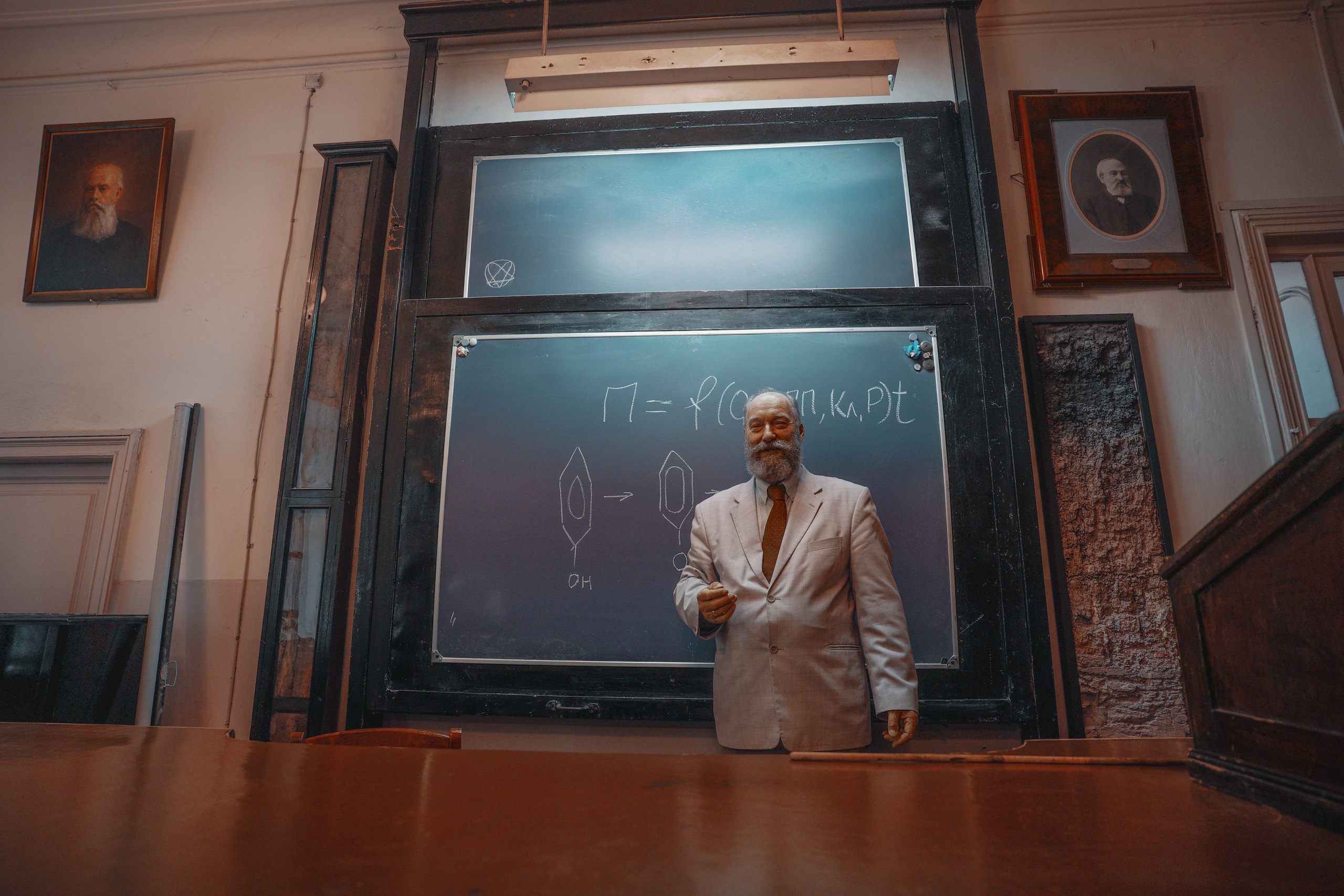 ЛИКИ НАУКИ. Стрит-фотография, полная абсурда, идиотизма и красоты