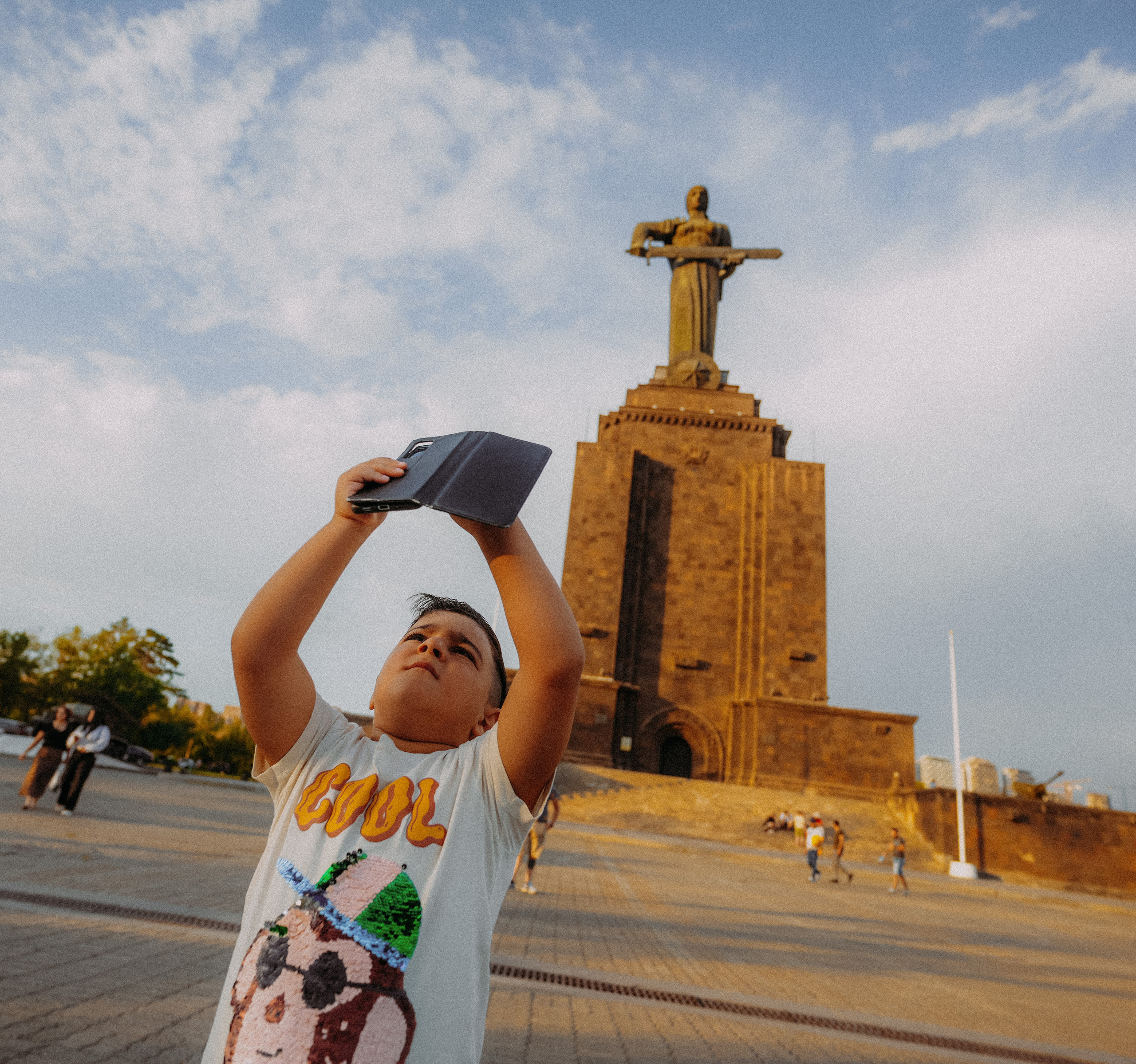 ЕРЕВАН. Стрит-фотография, полная абсурда, идиотизма и красоты