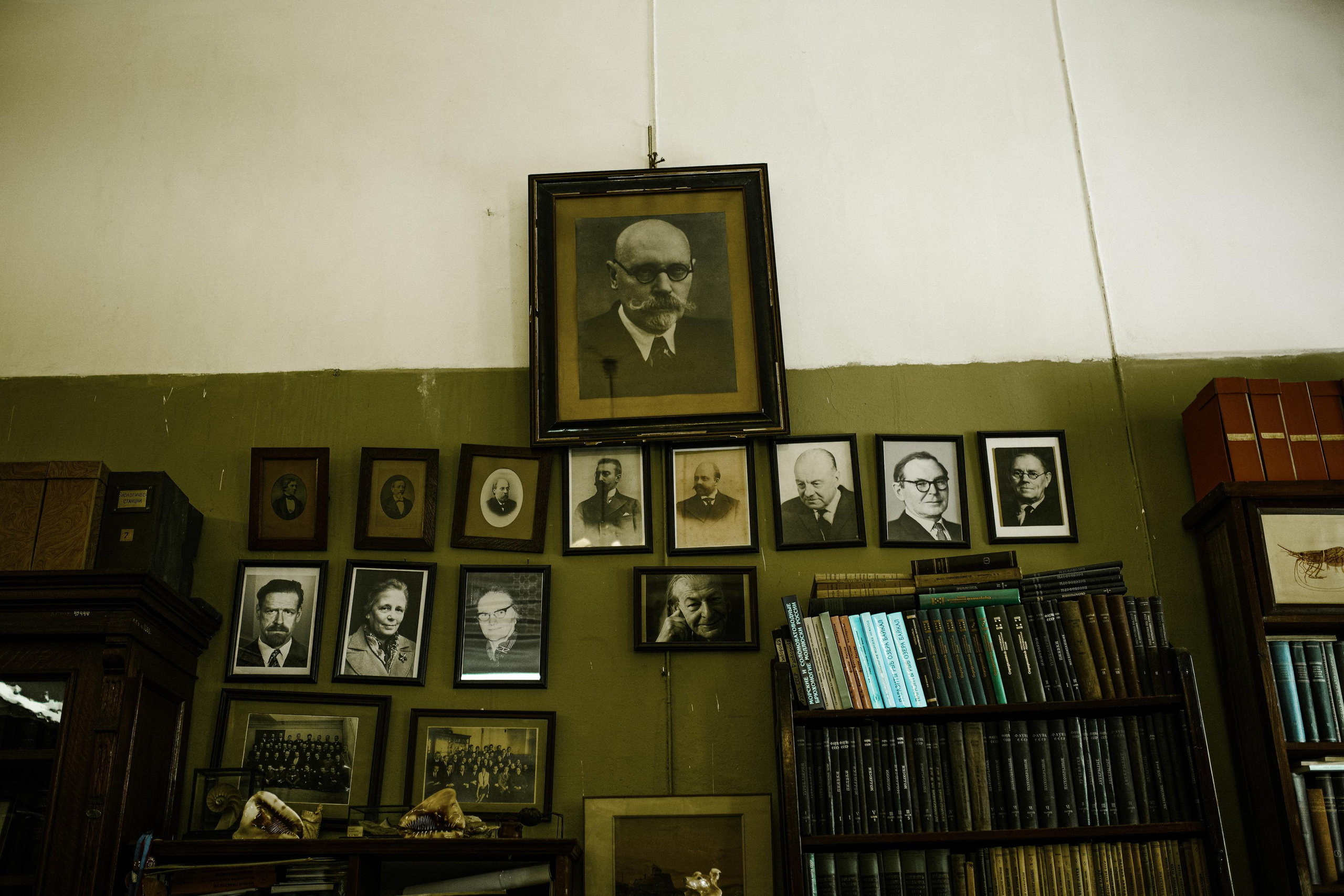 ЛИКИ НАУКИ. Стрит-фотография, полная абсурда, идиотизма и красоты