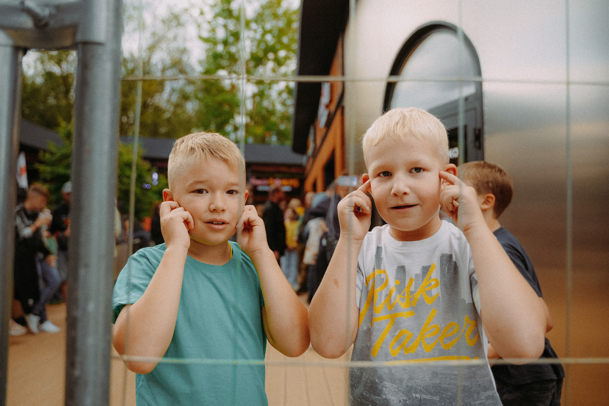 2023. Стрит-фотография, полная абсурда, идиотизма и красоты