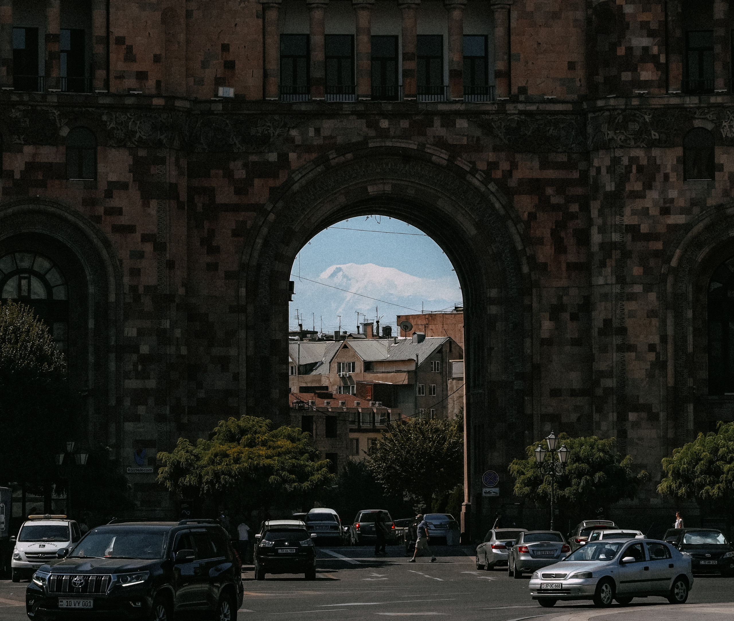 ЕРЕВАН. Стрит-фотография, полная абсурда, идиотизма и красоты