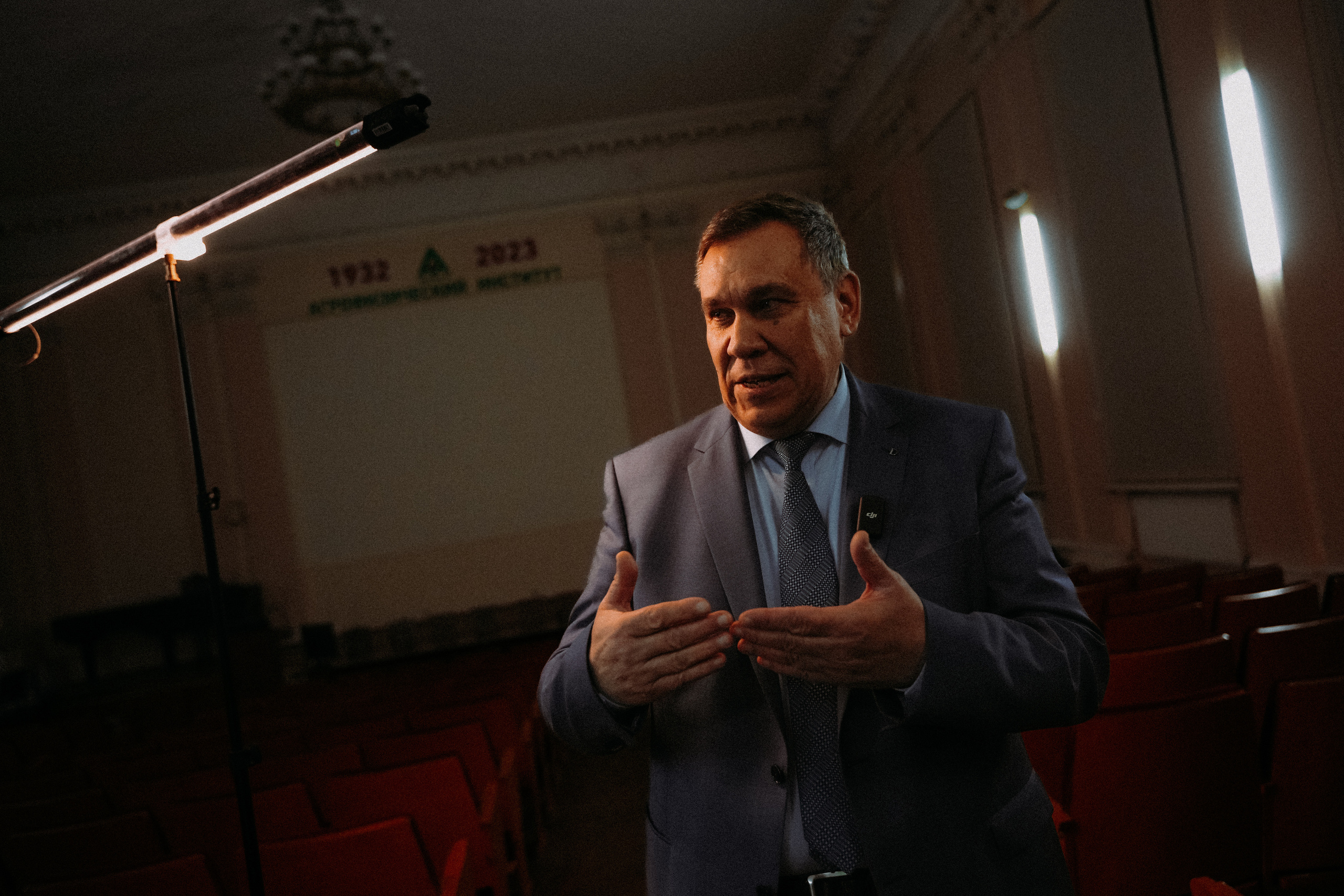 ЛИКИ НАУКИ. Стрит-фотография, полная абсурда, идиотизма и красоты