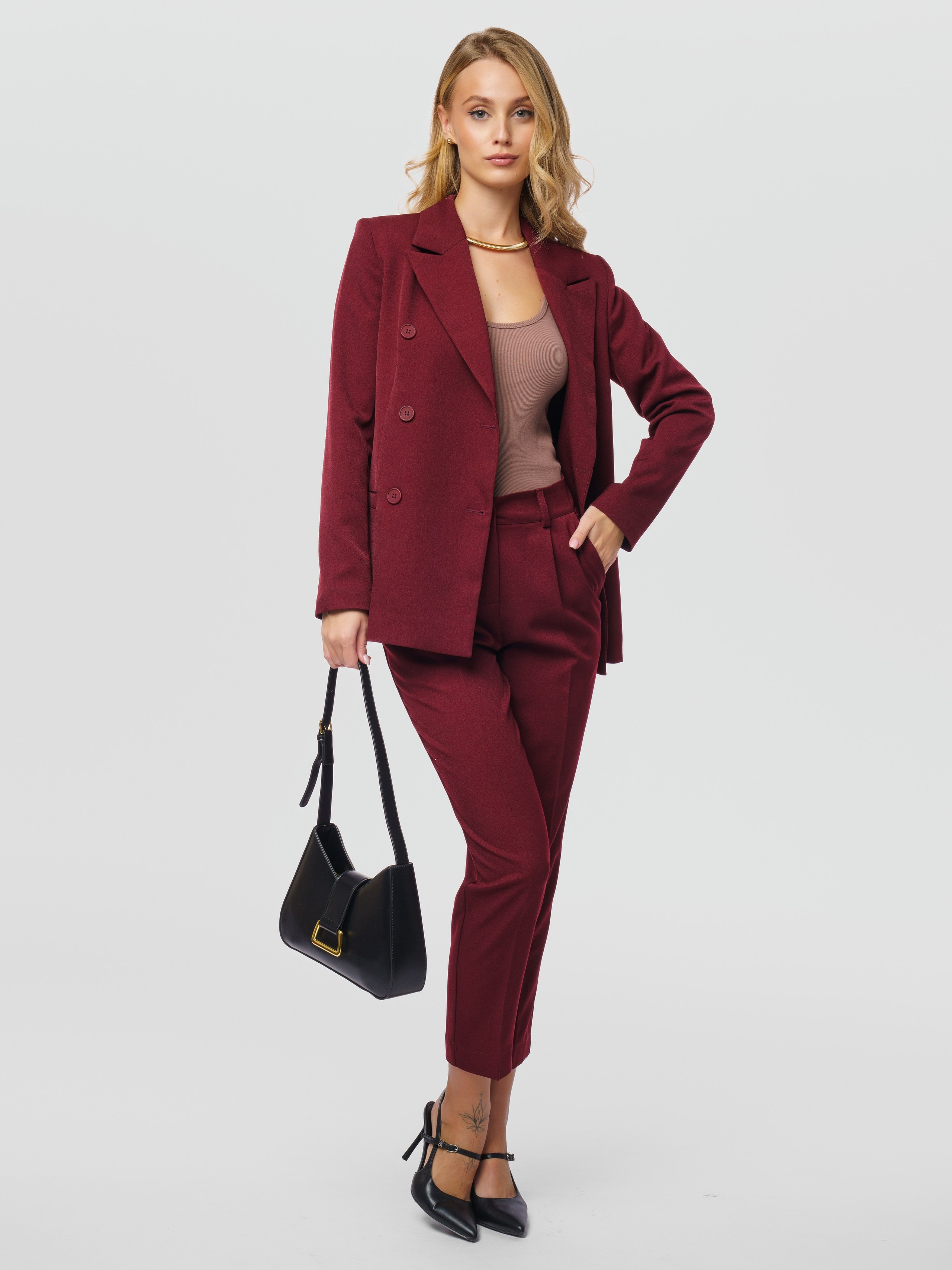 Яна, 42-44 р-р, рост 175. KED Production — продакшн из СПб. Создаём фото, видео и контент, который помогает брендам и селлерам продавать больше