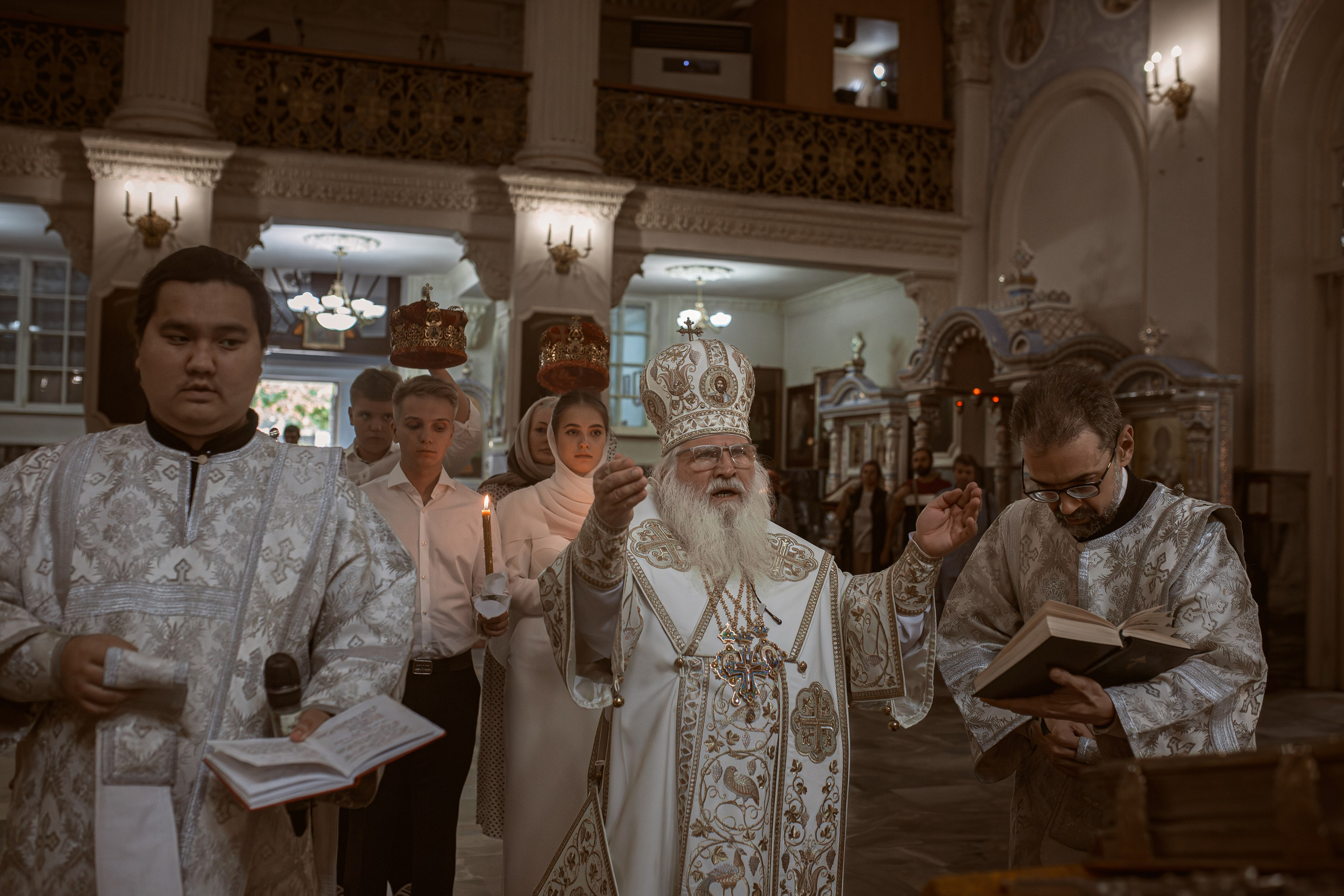 митрополит Ташкентский и Узбекистанский Викентий (Морарь) совершает таинство венчание в Успенском кафедральном соборе Ташкента