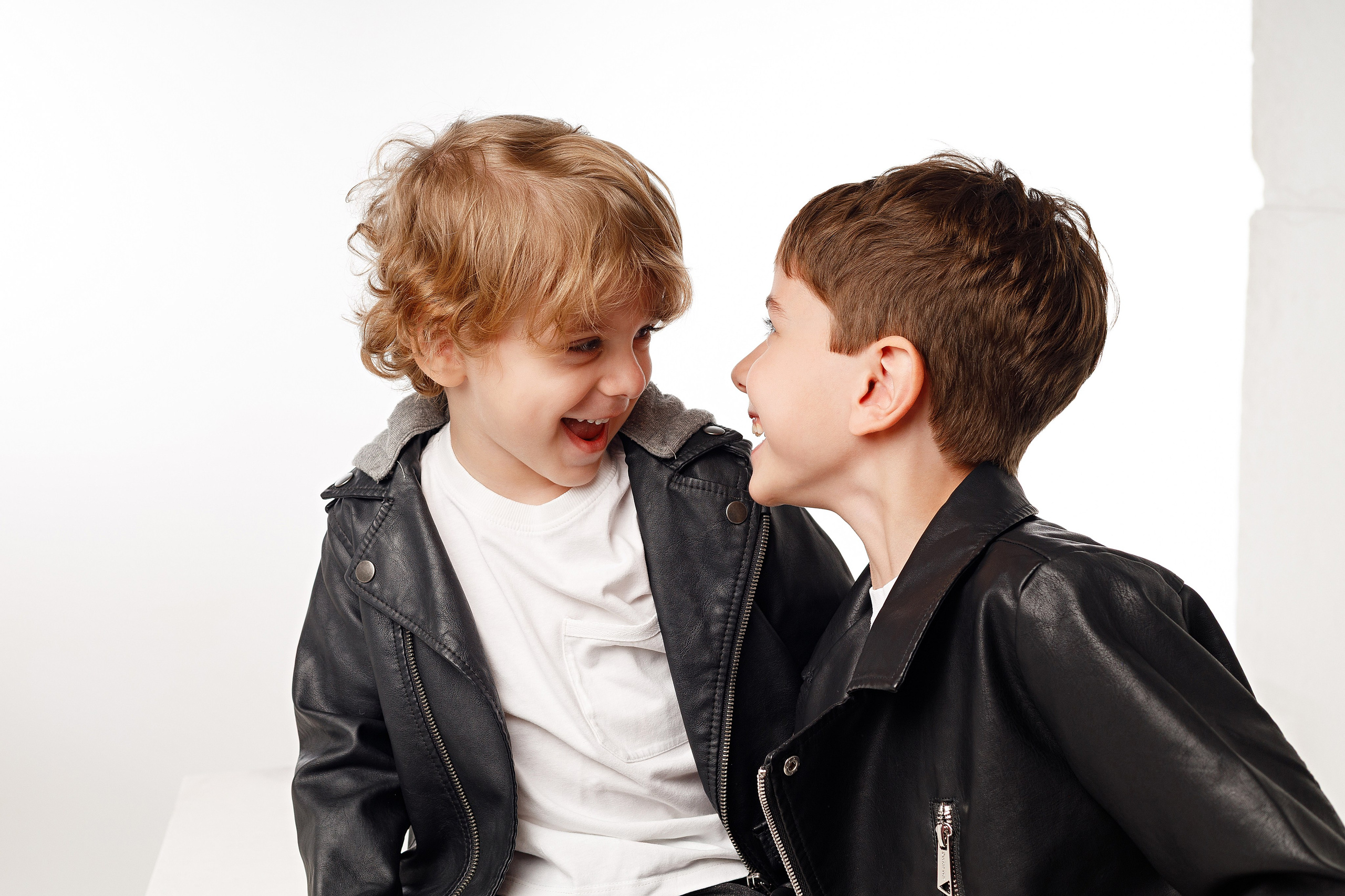 Фотосессия братьев в Сочи от детского фотографа. Детский студийный фотограф Сочи