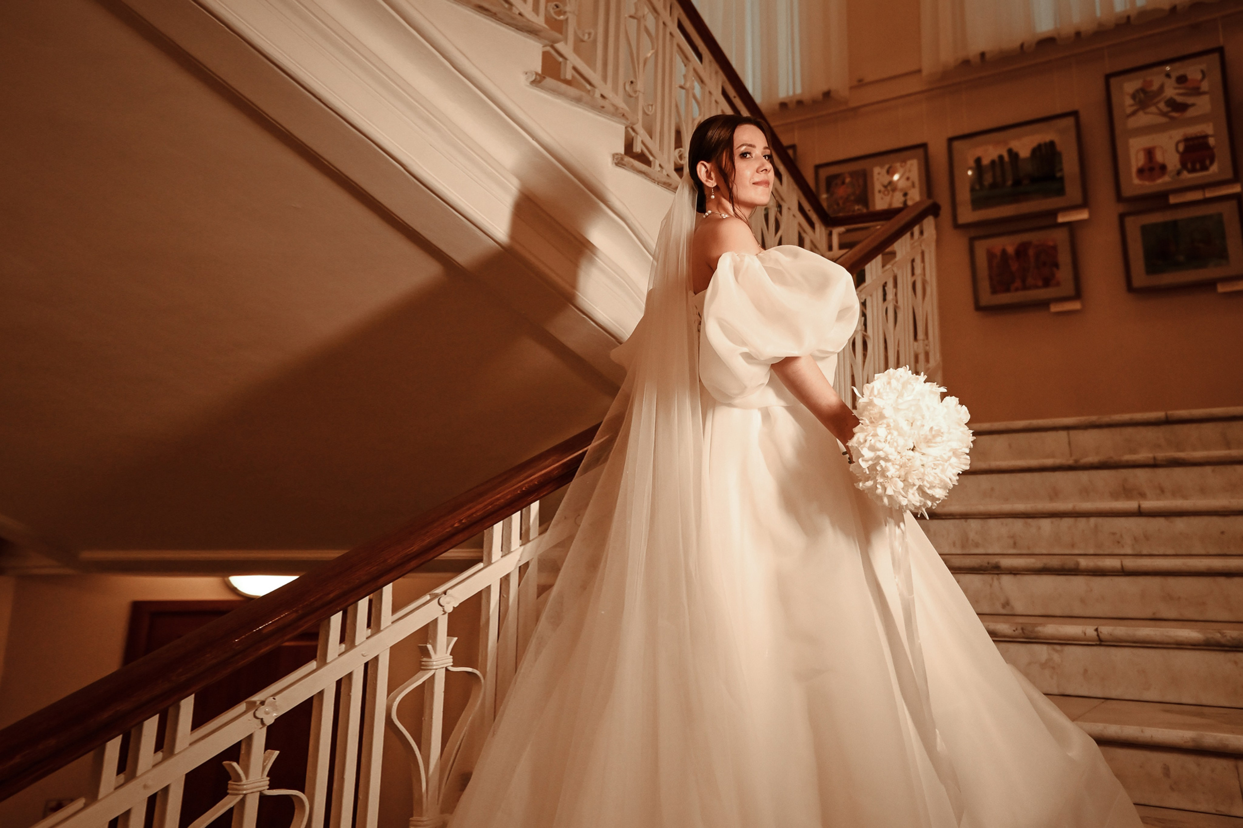 Небольшая свадебная серия в музее и прогулкой под дождем Эльмиры и Ризата. Свадебный, семейный, детский, контент фотограф в Омске Максим Ильин