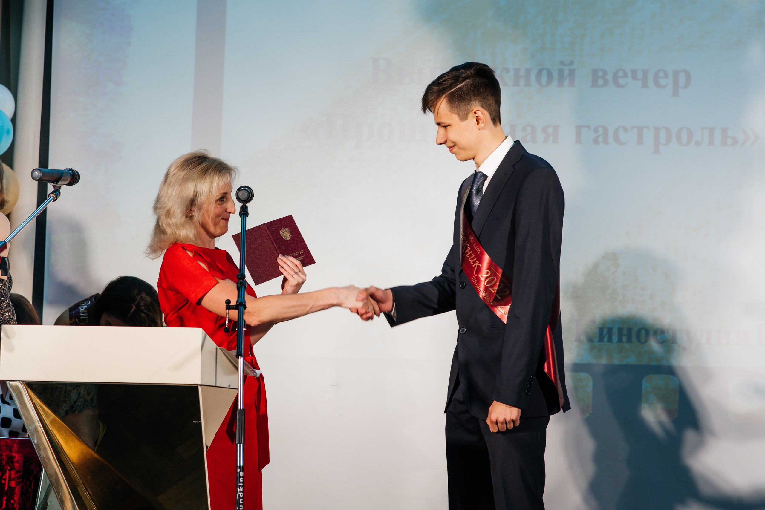 Вручение аттестатов. Выпускные альбомы в Подольске Москве и МО