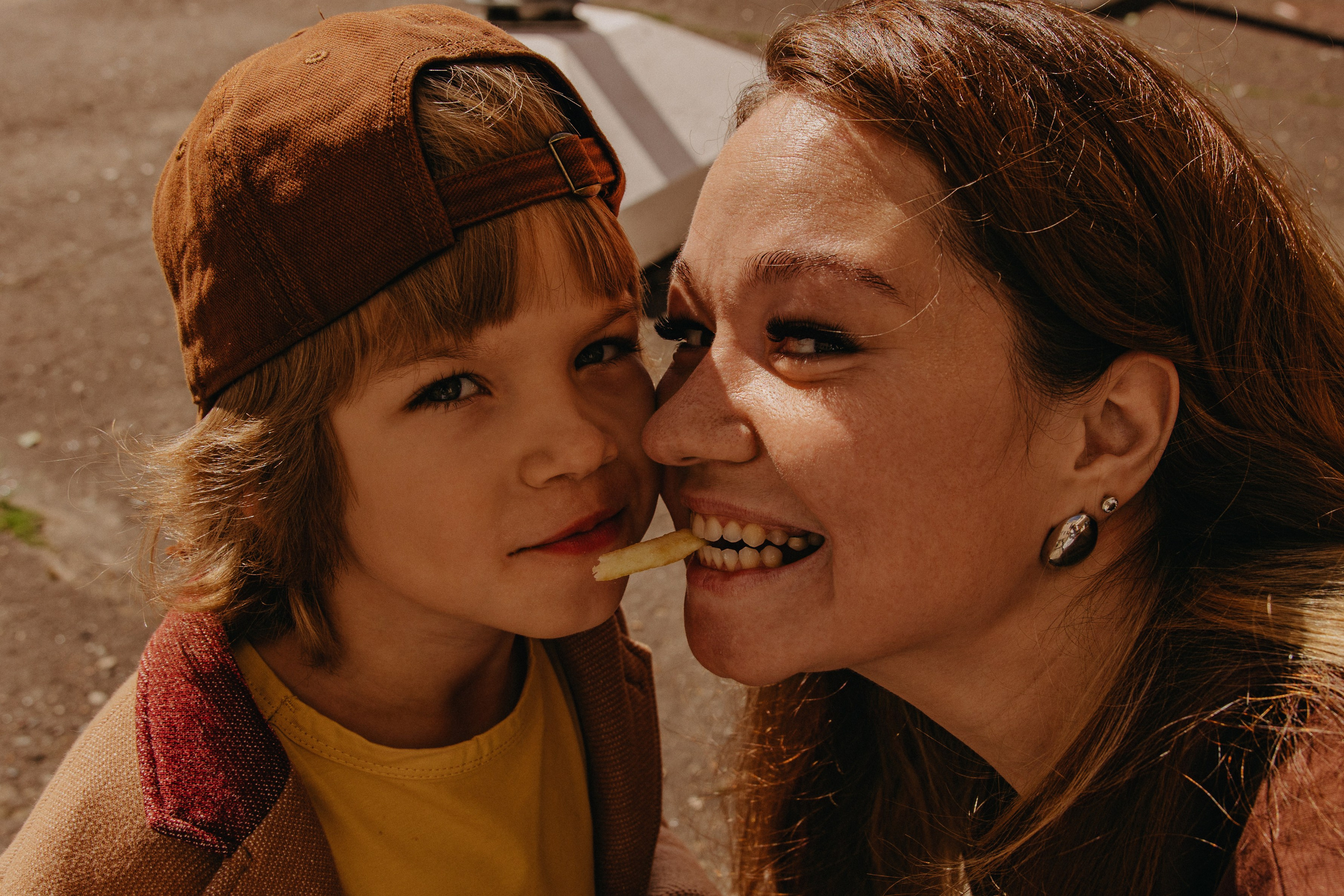 Мама и сын смеются возле Макдональдса — Рыбинск, семейная прогулка в августе