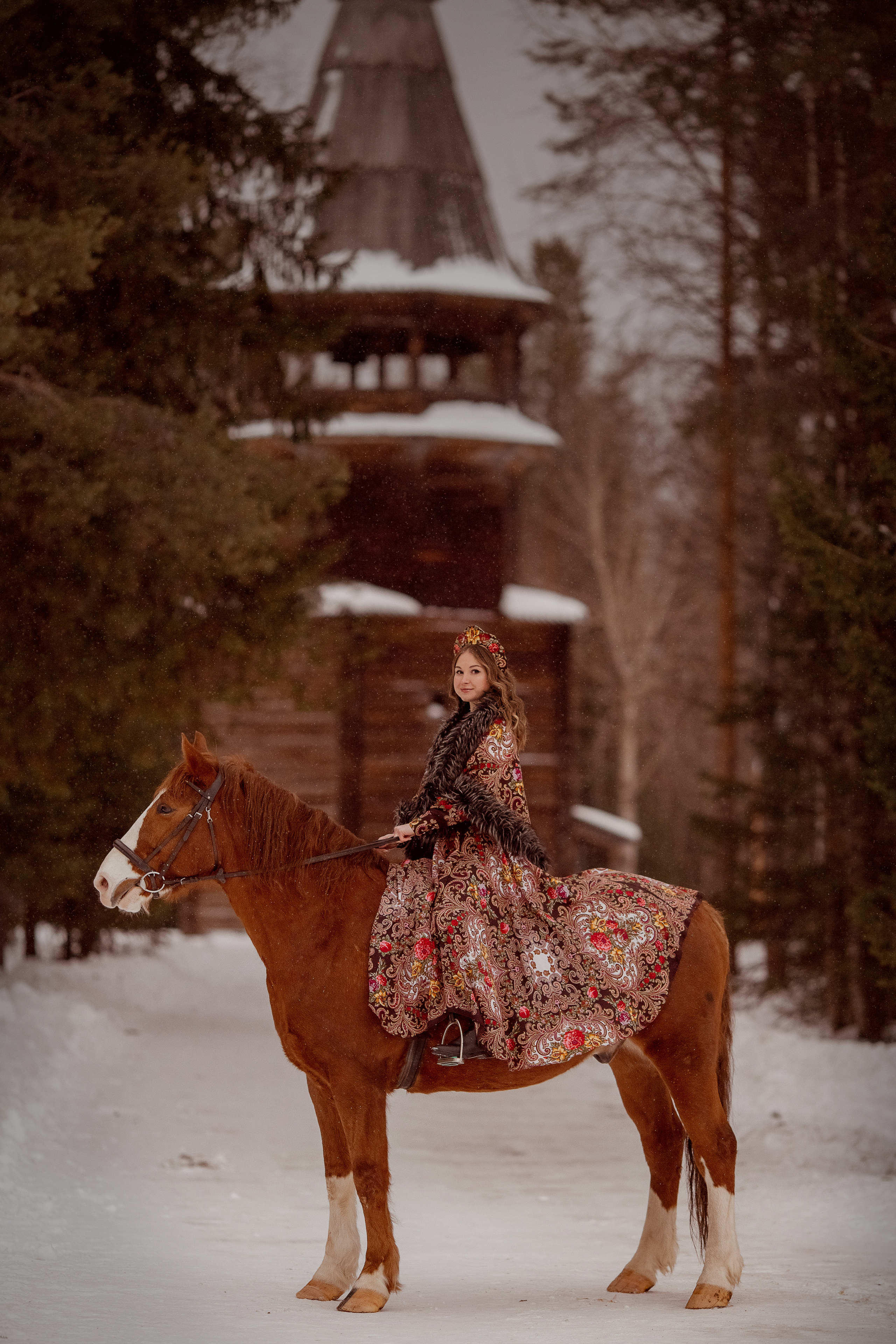 Девушка на фотосессии в русско-народном стиле