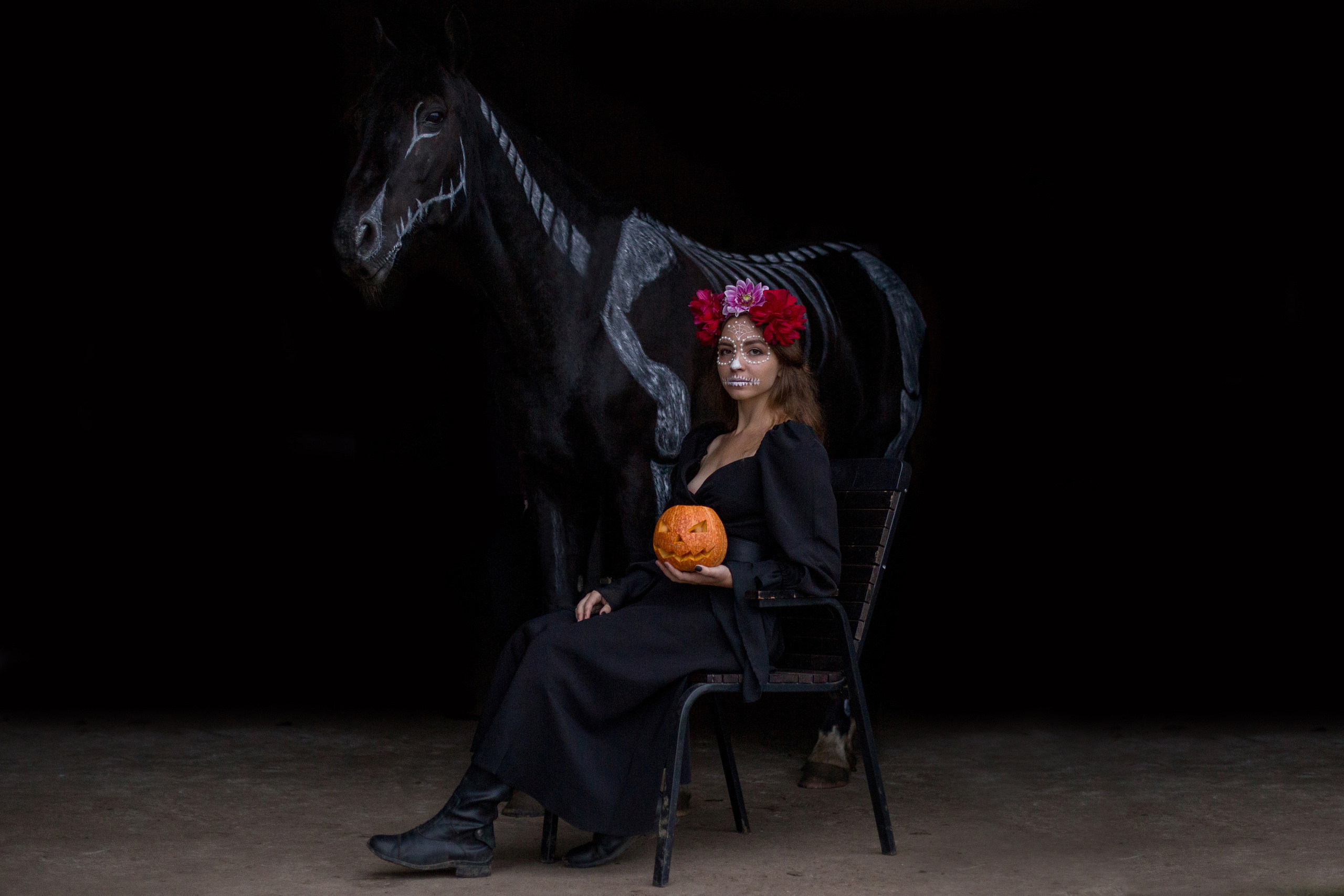 Фотосессия с стиле хэллоуин с лошадью