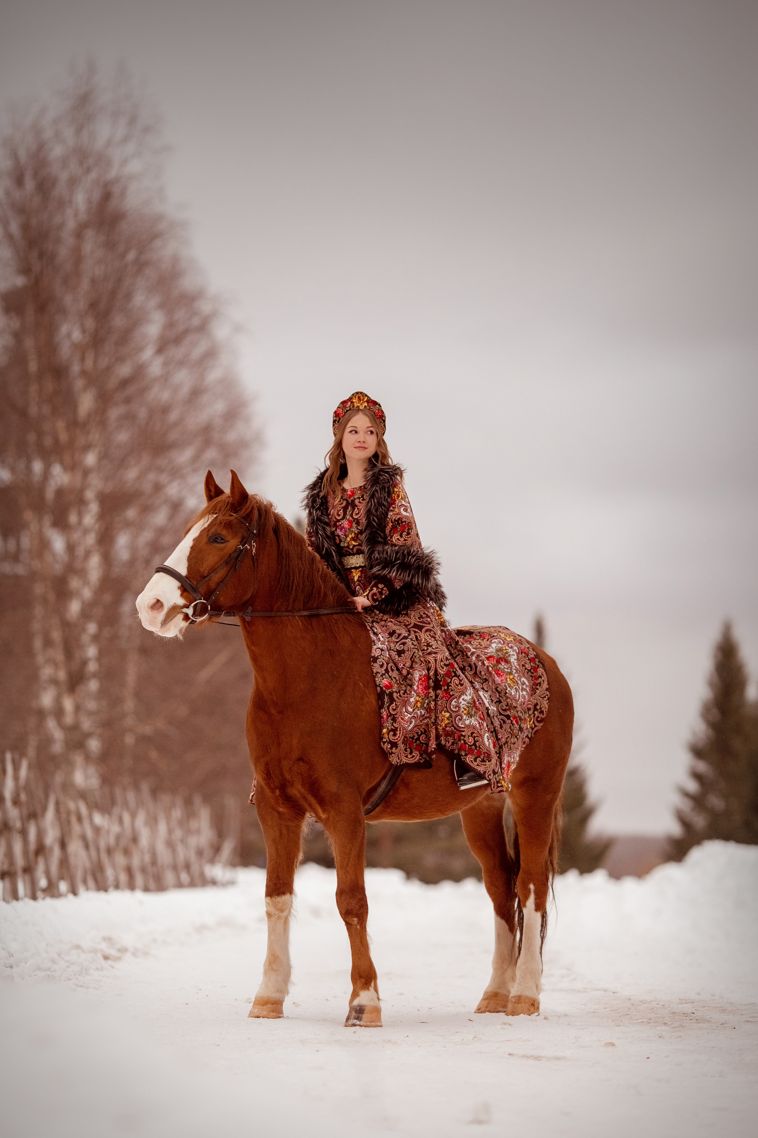 Девушка на фотосессии в русско-народном стиле