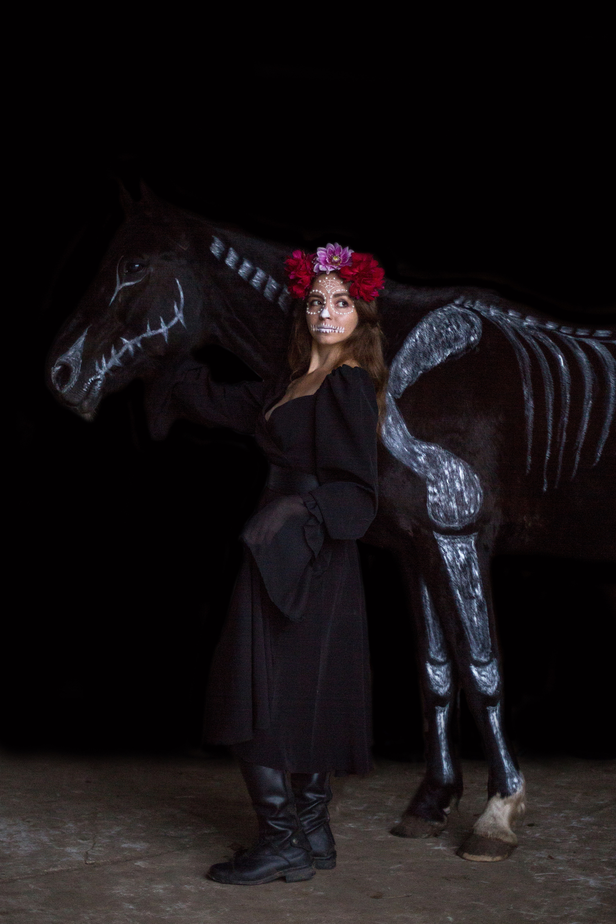 Фотосессия с стиле хэллоуин с лошадью