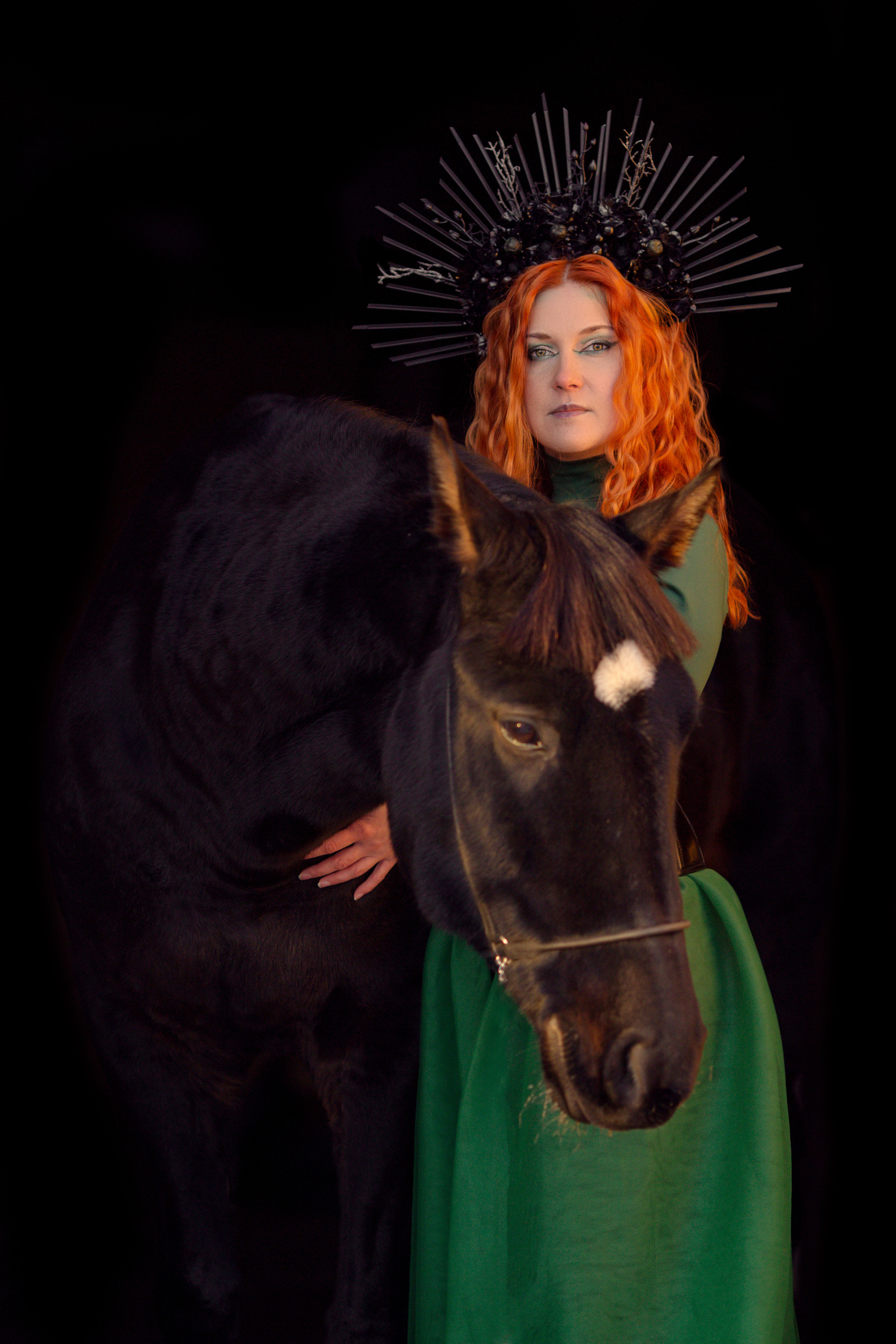 Фотосессия ведьма и лошадь