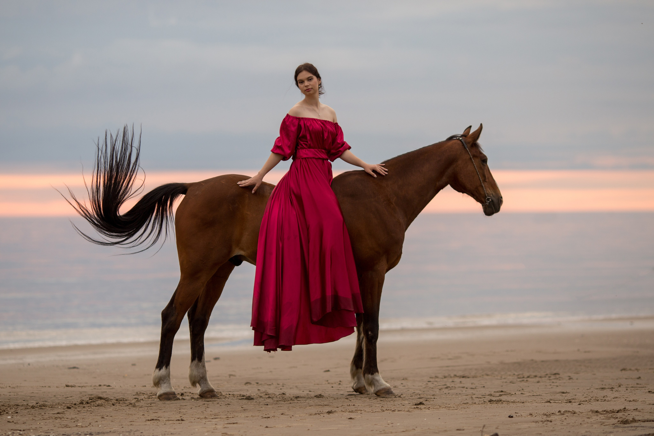 Фотосессия с лошадью на закате у моря