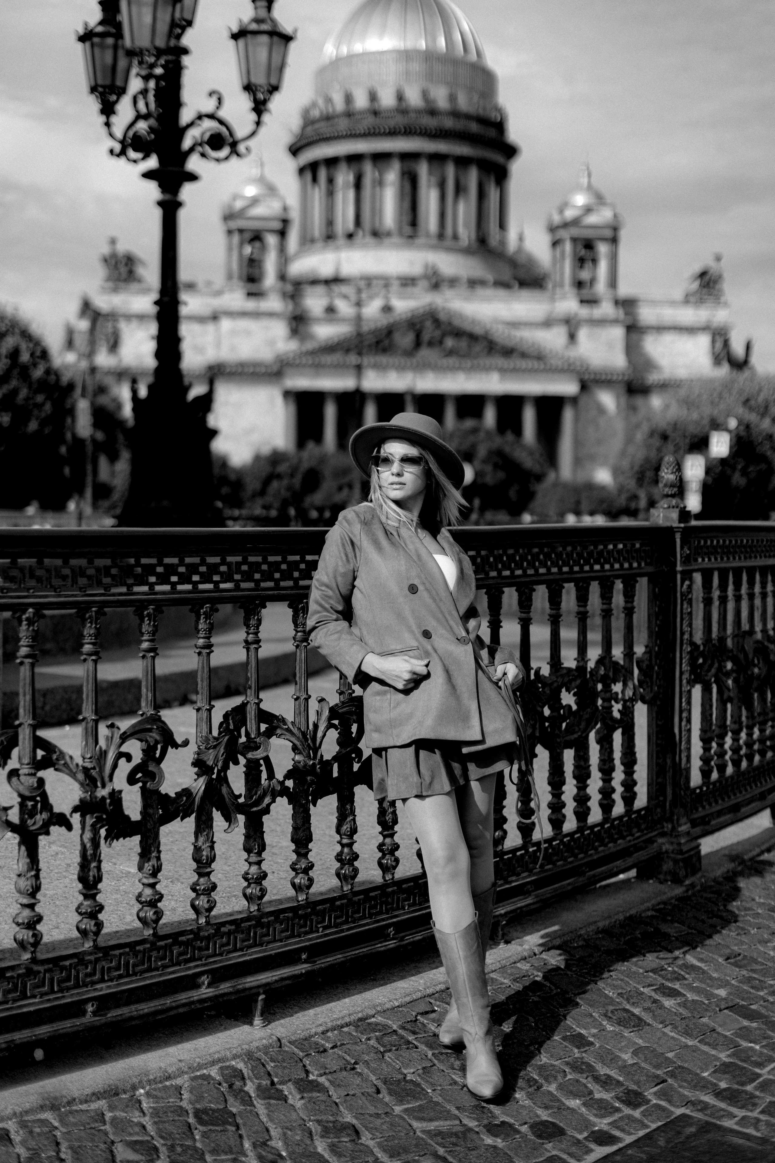 Классическая фотосессия в центре Петербурга на фоне достопримечательностей