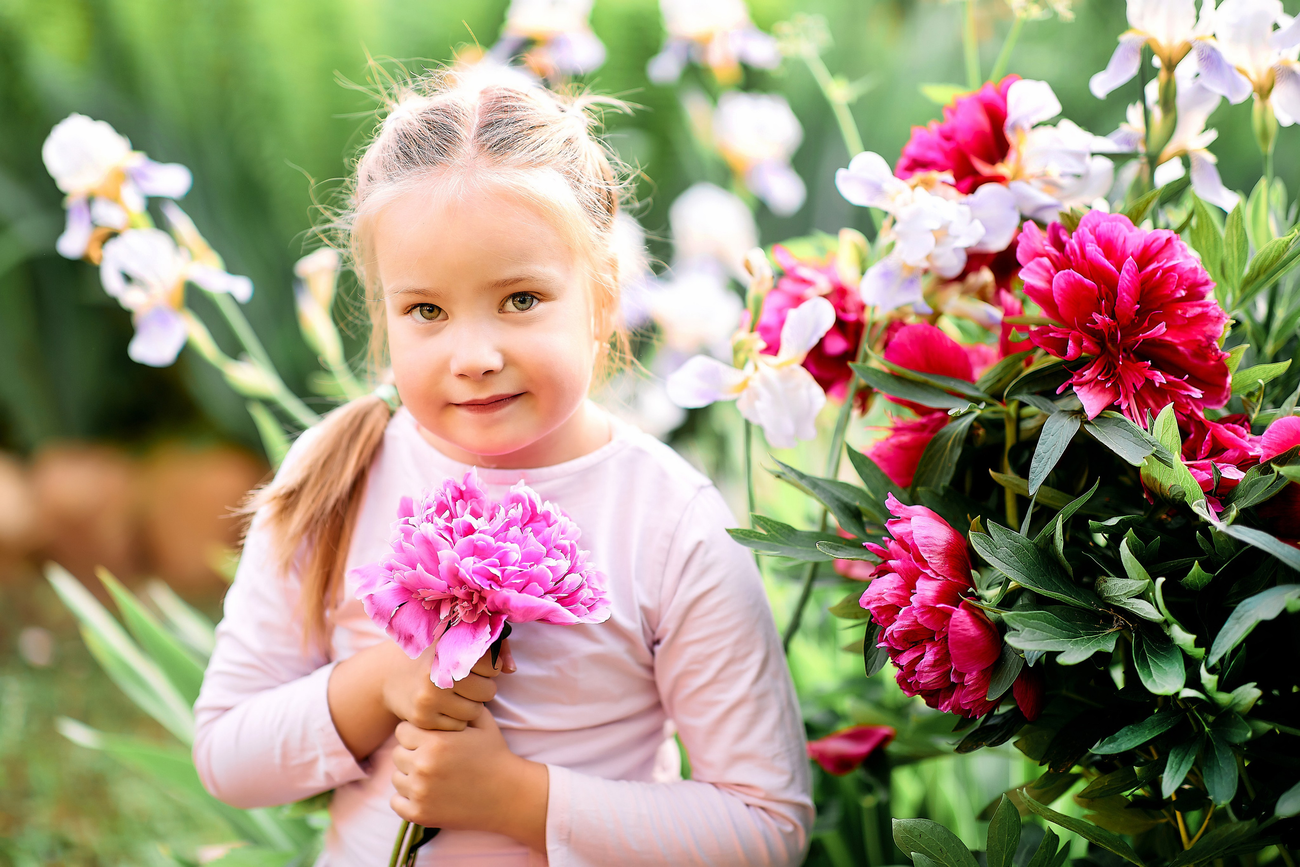Машуля в пионах. Семейный и детский фотограф в Ярославле Юлия Галашина