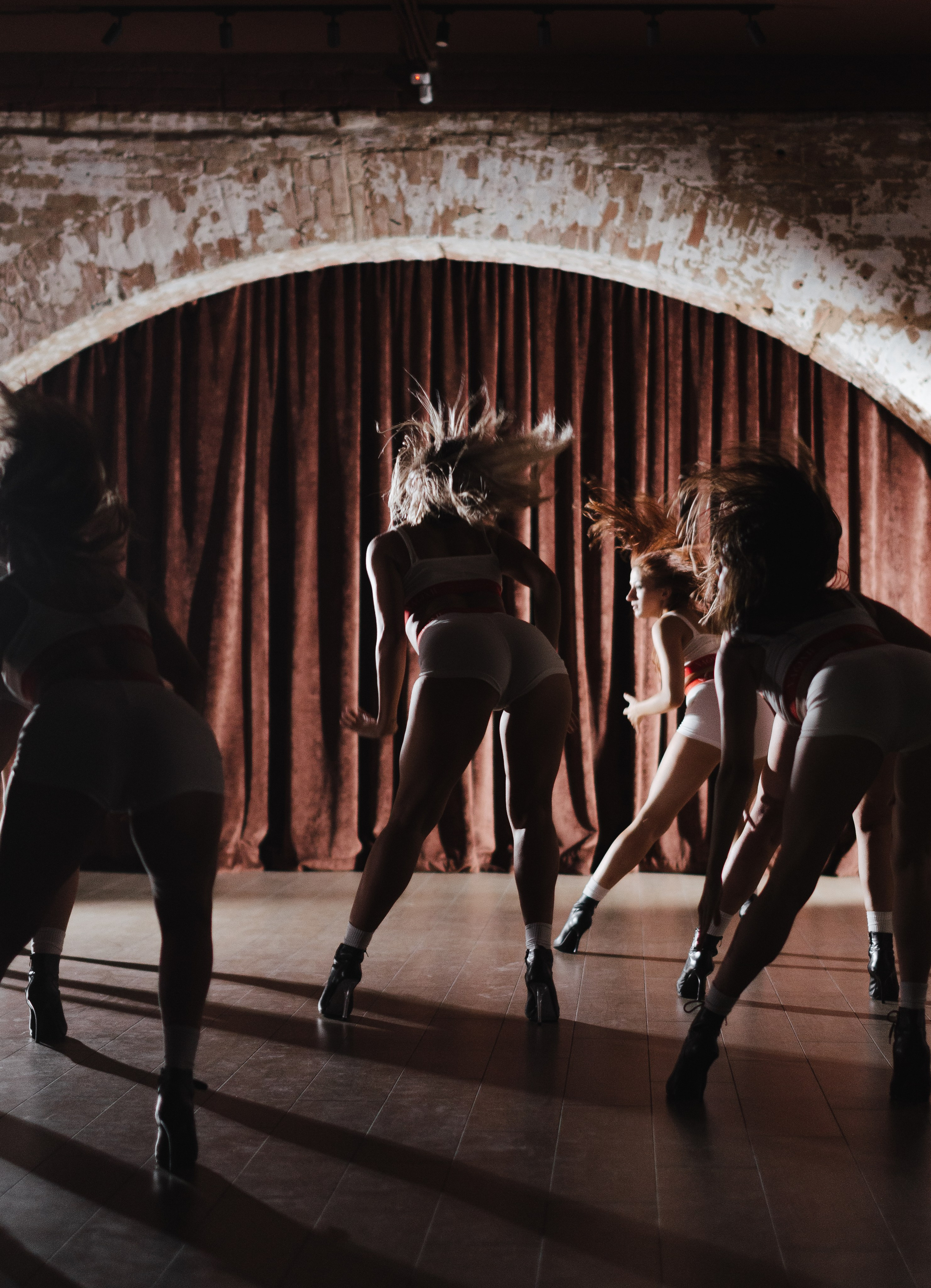 Фото-подглядки с видеосъемки танцевальной команды «Secret». Денисова Аля — фотограф для парных съемок и индивидуальных историй в Барнауле