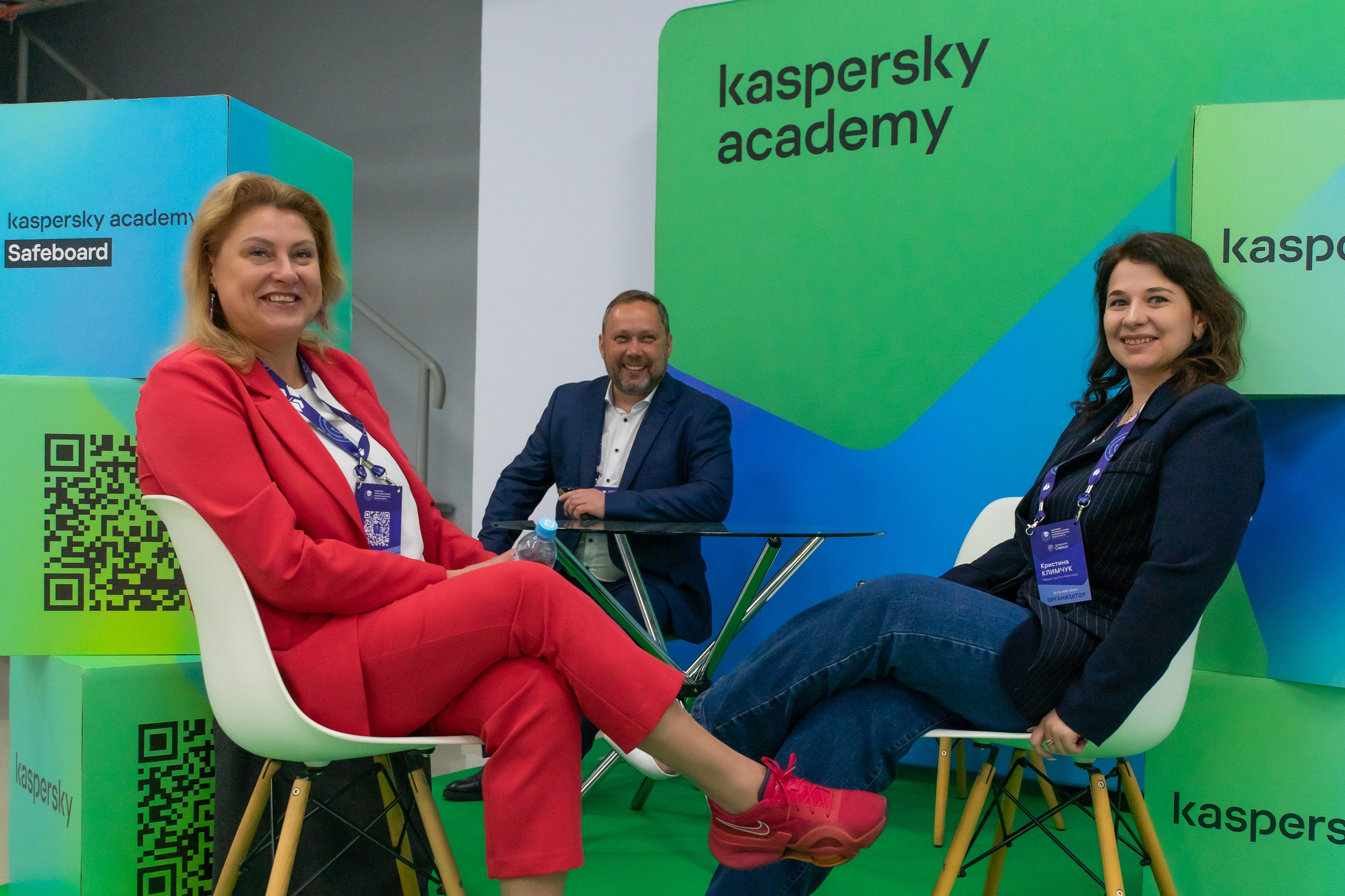 Фотография участников возле рекламной стойки