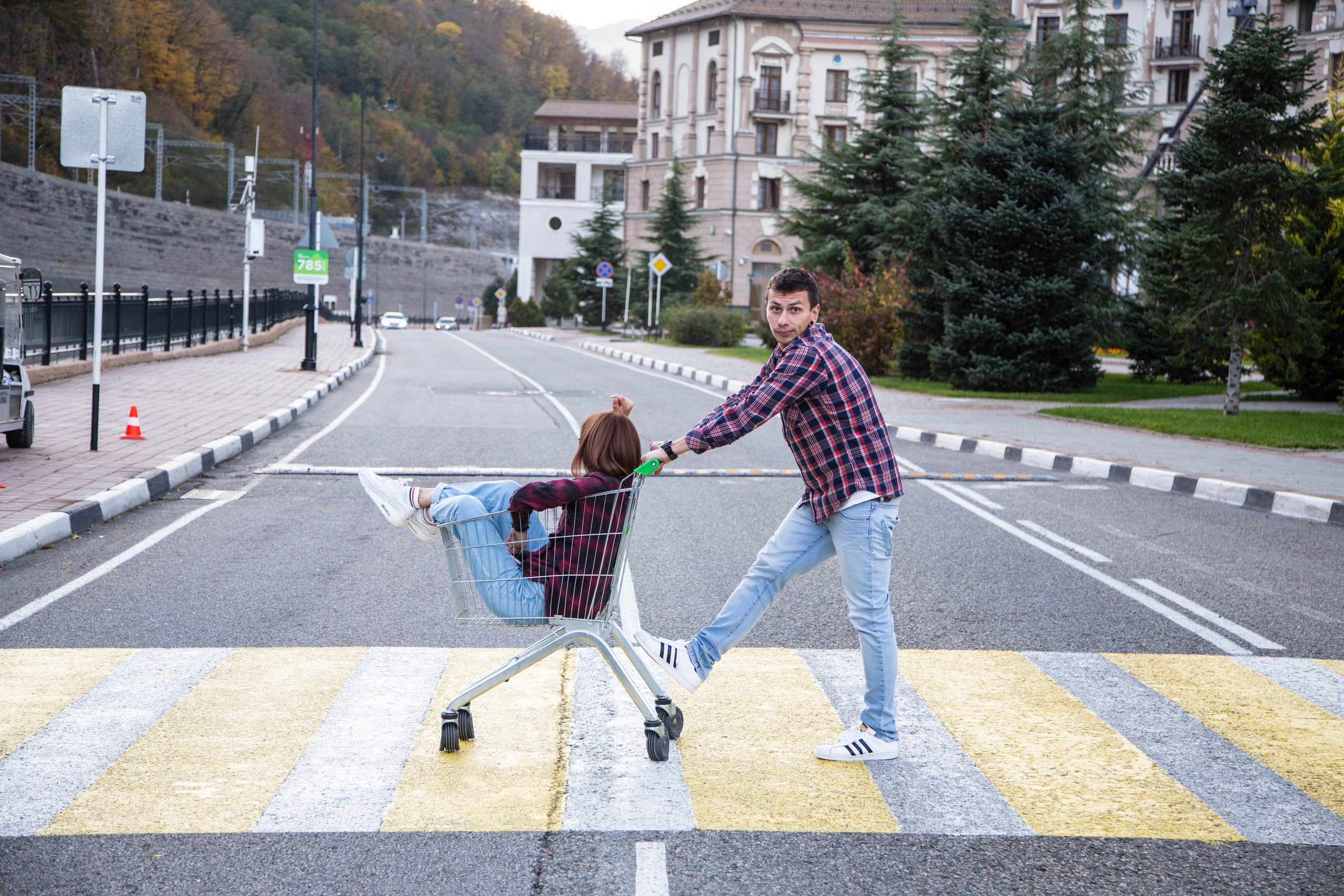 Фотография забавного кадр с тележкой внутри