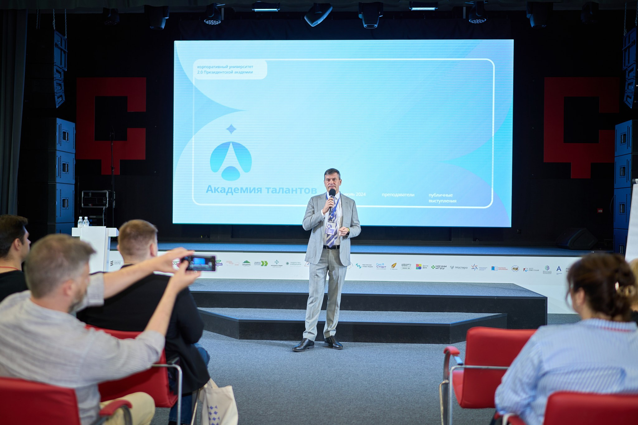 Публичные выступления: От А до ИИ. Эльджан — Продюсер, Фотограф, El u Del