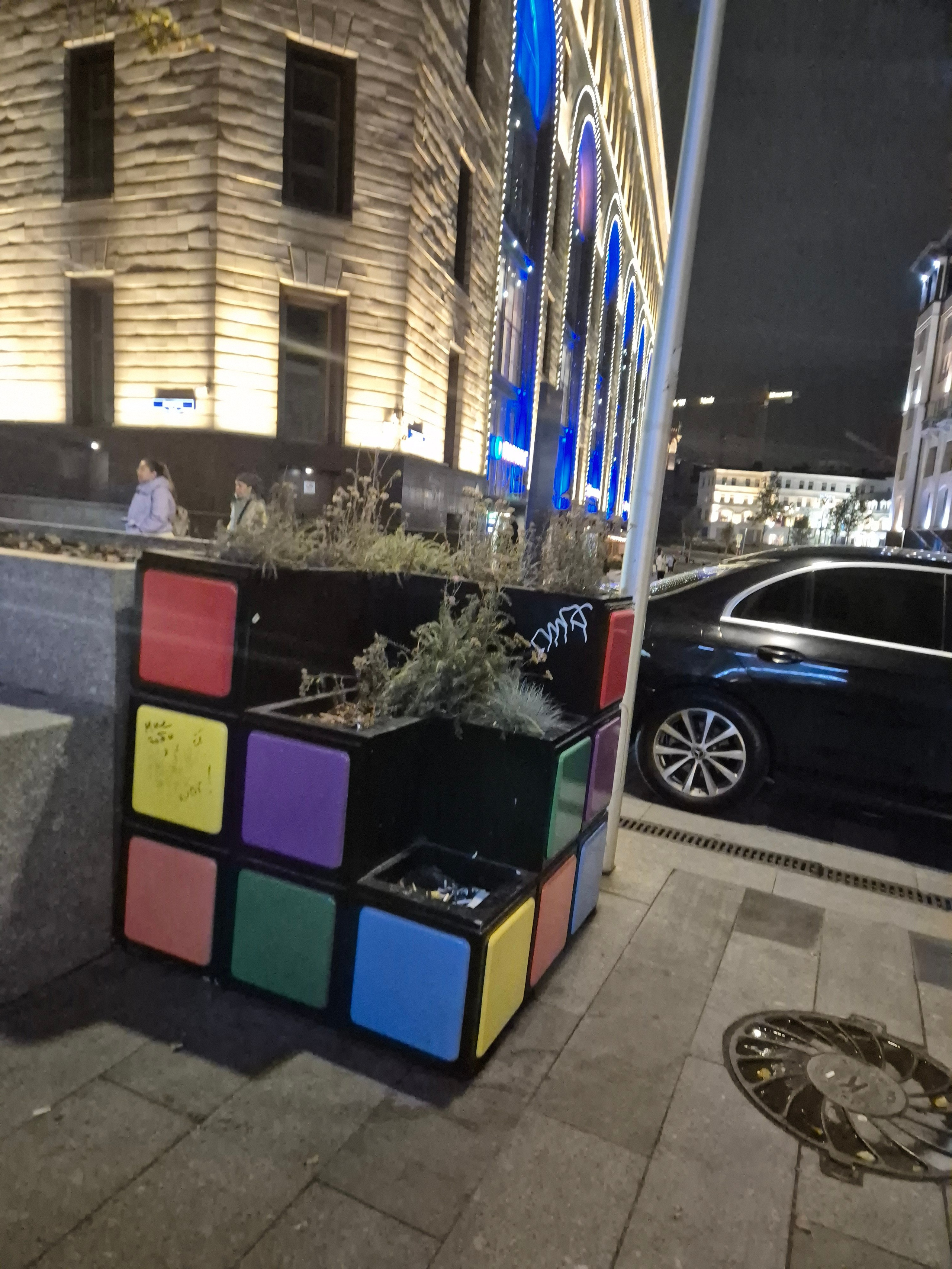 Правда выглядят чуть разобранными. Ну кто как собирает кубик-рубика :)